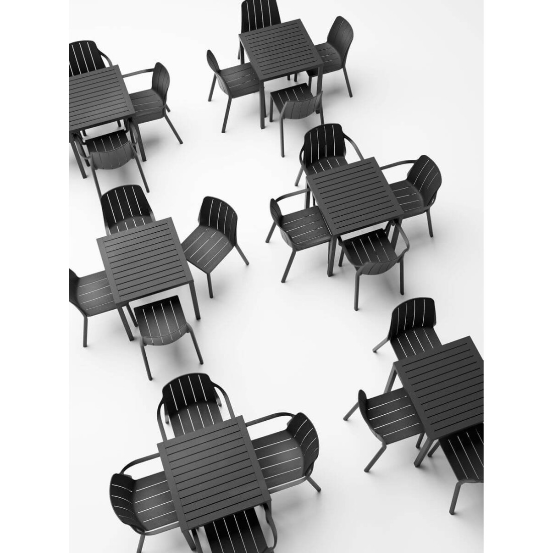 Krzesła TIBERINA Anthracite od Nardi przy stołach