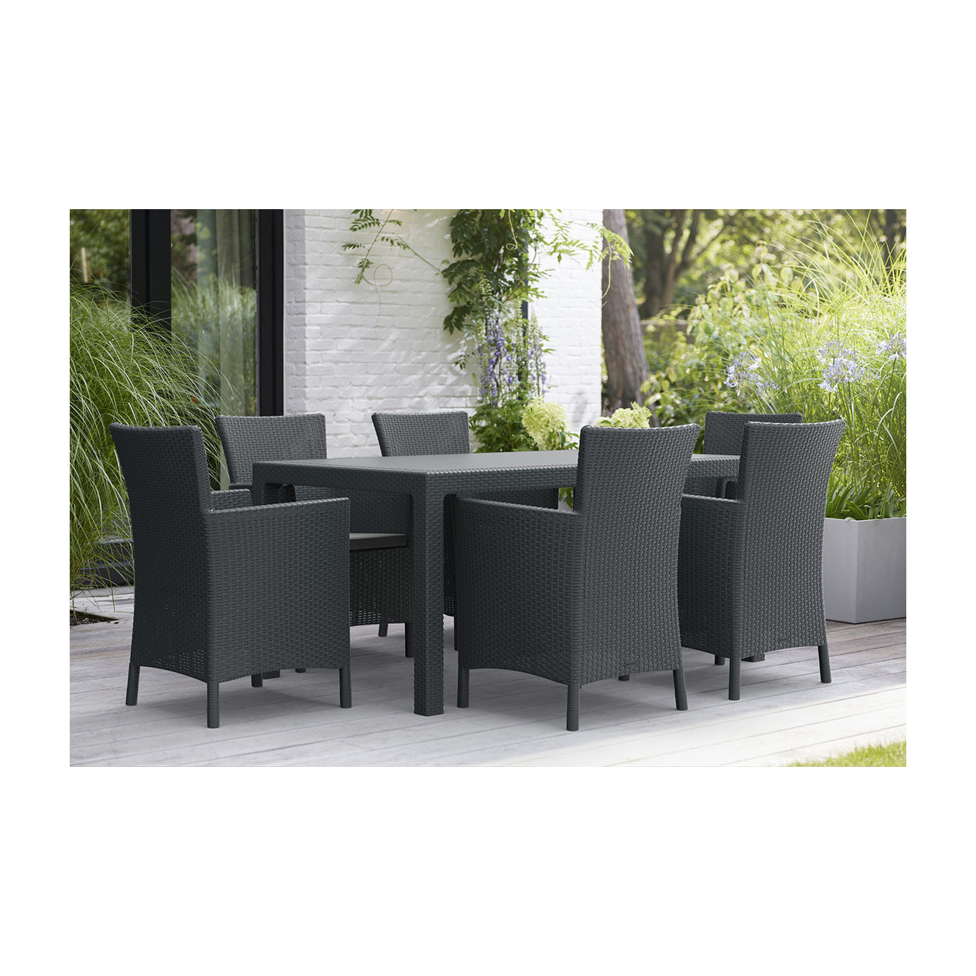 grafitowe meble ogrodowe iowa/melody na tarasie przed białym domem 