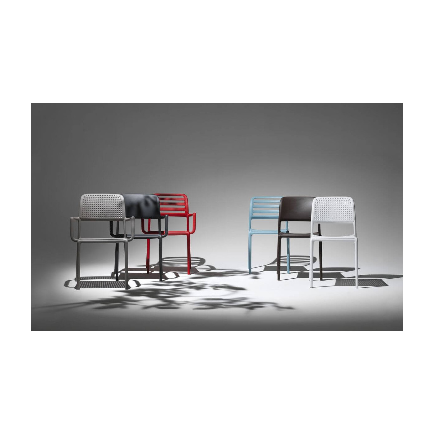 Różne rodzaje krzeseł Nardi prezentowane na neutralnym tle – nowoczesny design, matowe wykończenie i różne style oparć.