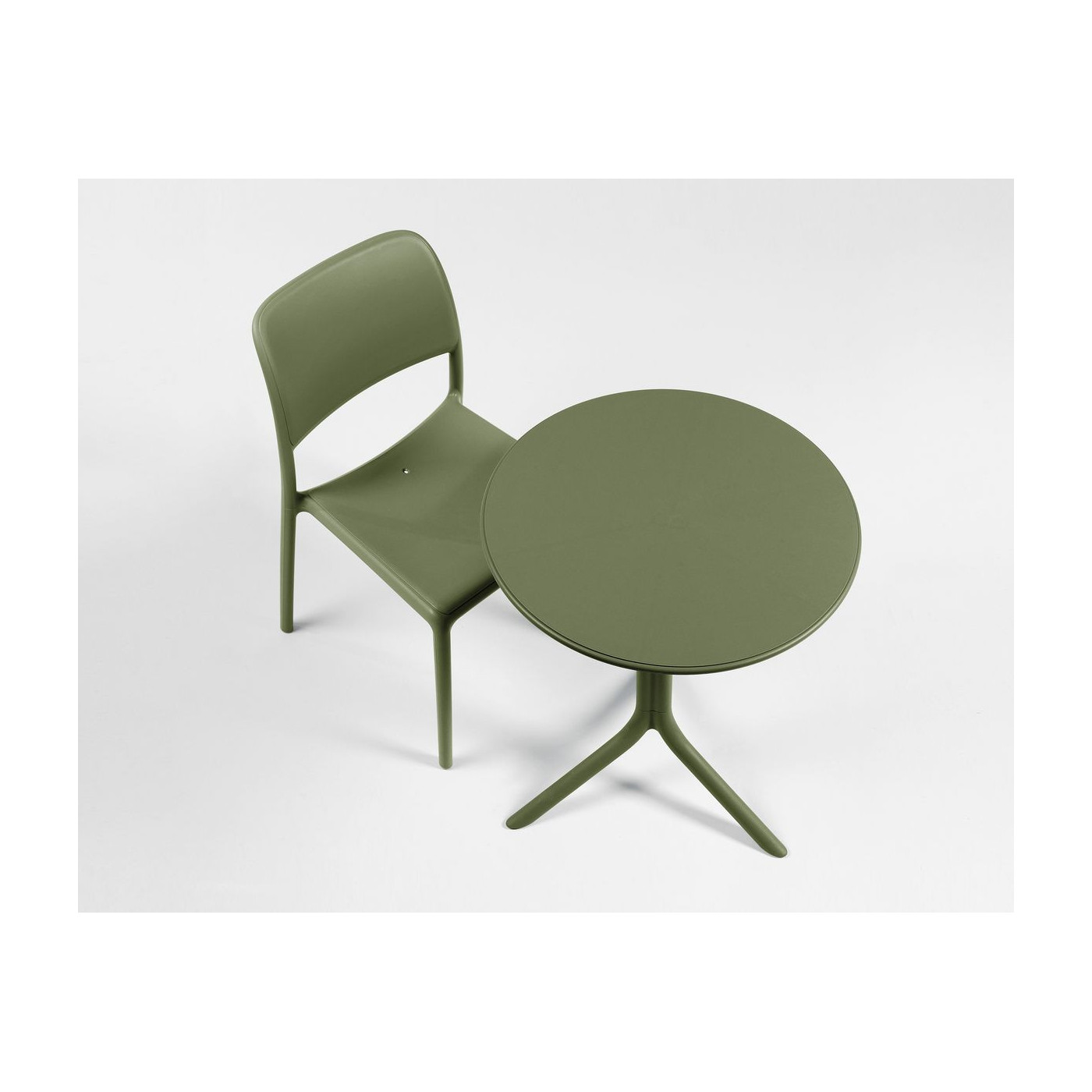 Krzesło RIVA Bistrot Agave przy okrągłym stole – komplet mebli ogrodowych Nardi, widok z góry.