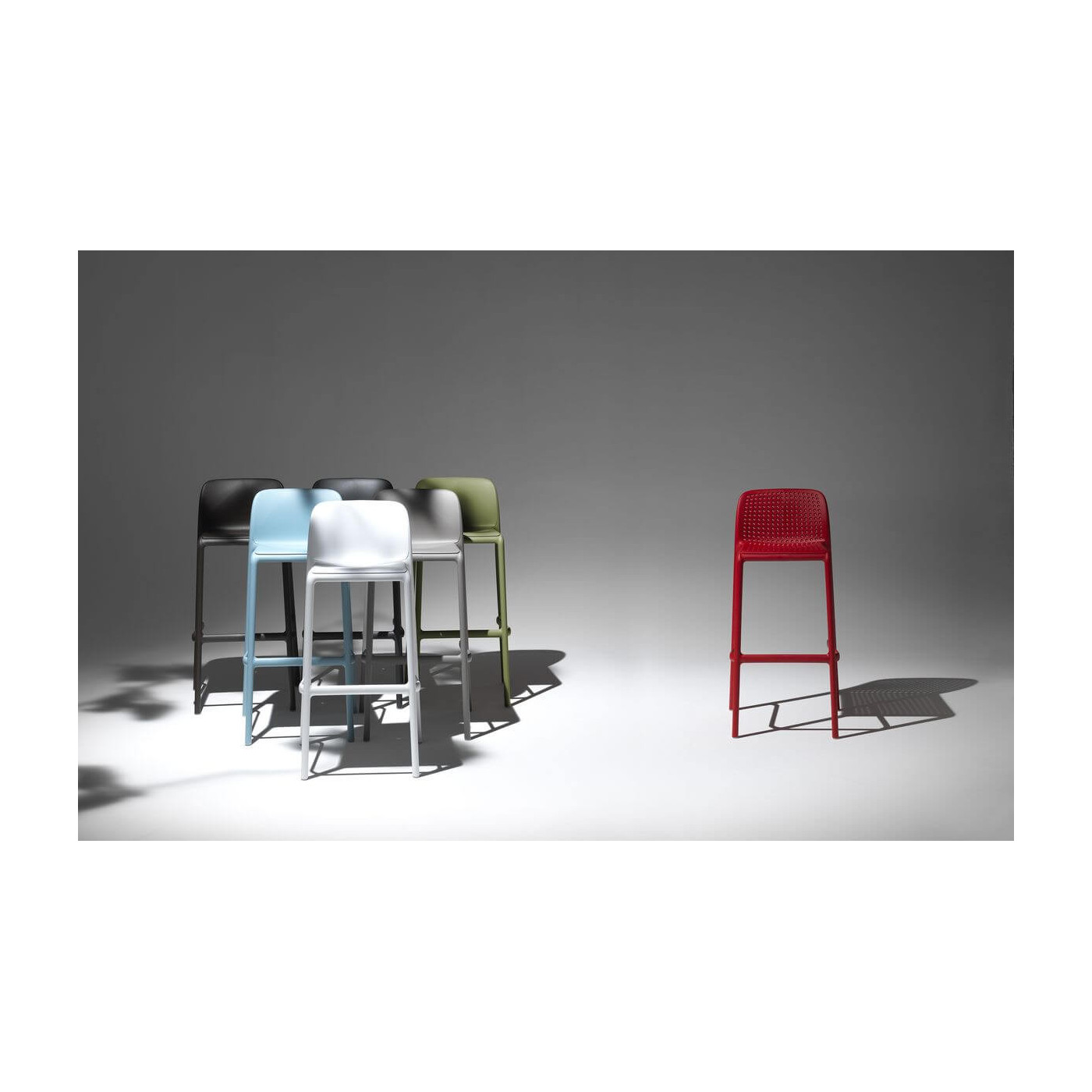 Hokery Nardi na białym tle