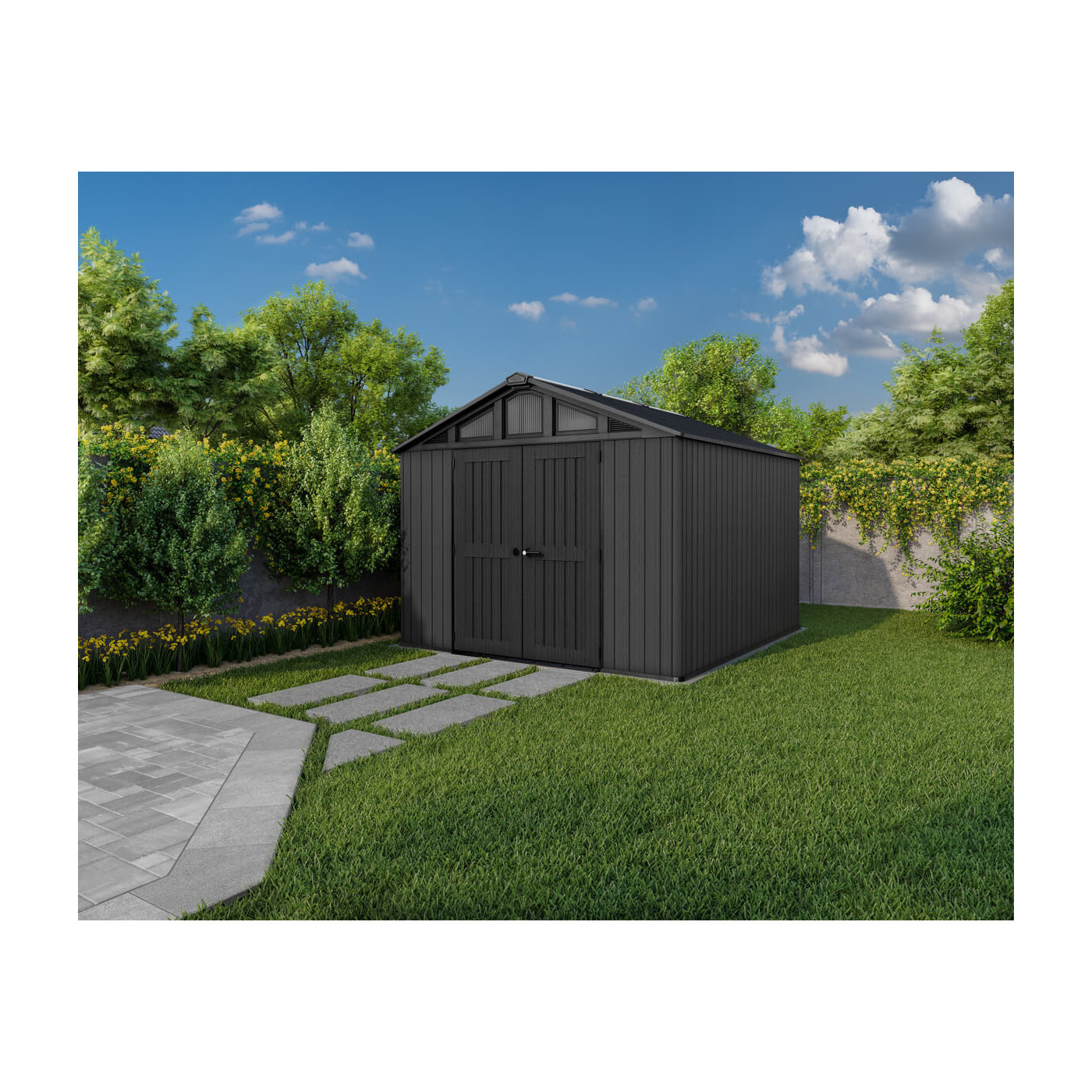 Szary domek narzędziowy na trawie w otoczeniu żółtych kwiatów i zielonych krzewów oraz drzew