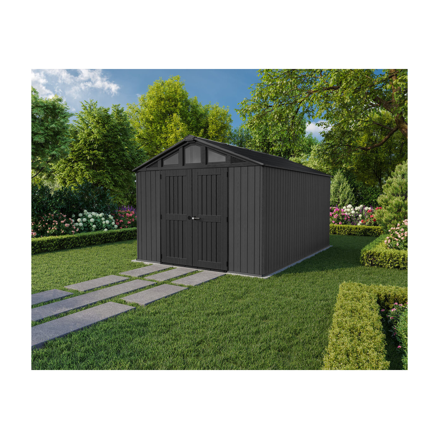 Zamknięty domek na narzędzia ogrodowe w otoczeniu zielonych drzew, krzewów i trawy