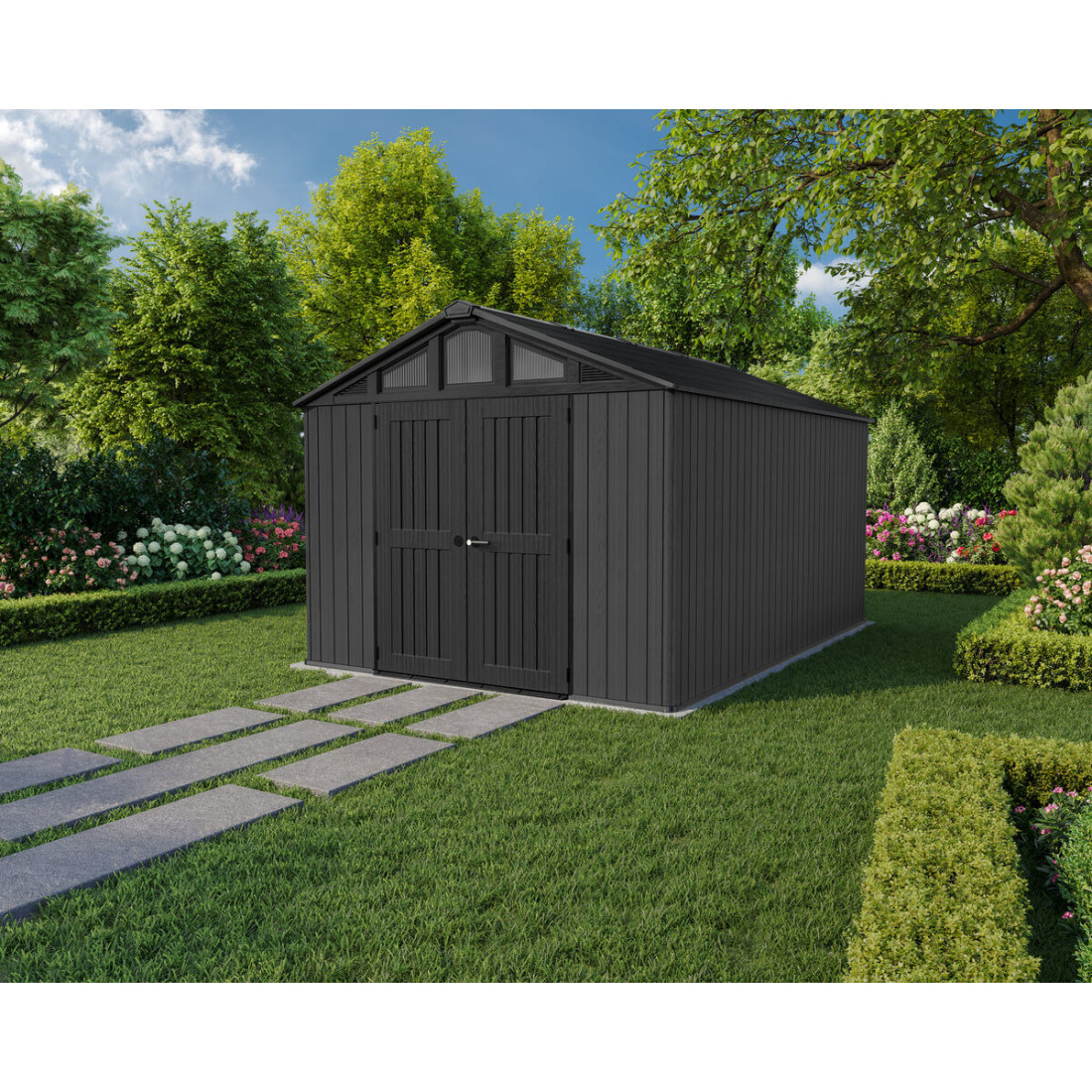 Zamknięty domek na narzędzia ogrodowe w otoczeniu zielonych drzew, krzewów i trawy