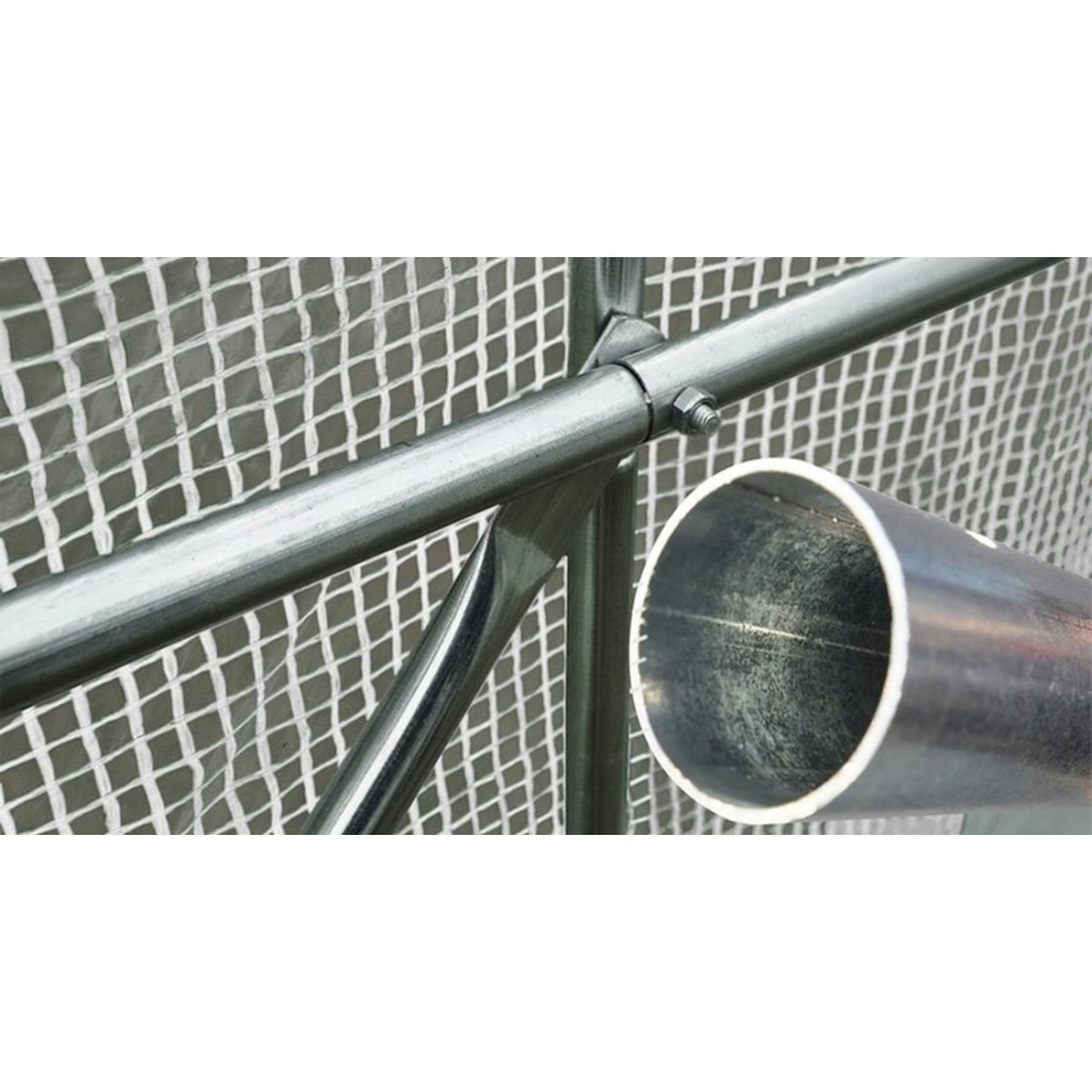 Zbliżenie na szczegóły stelażu tunelu ogrodowego Cultivo