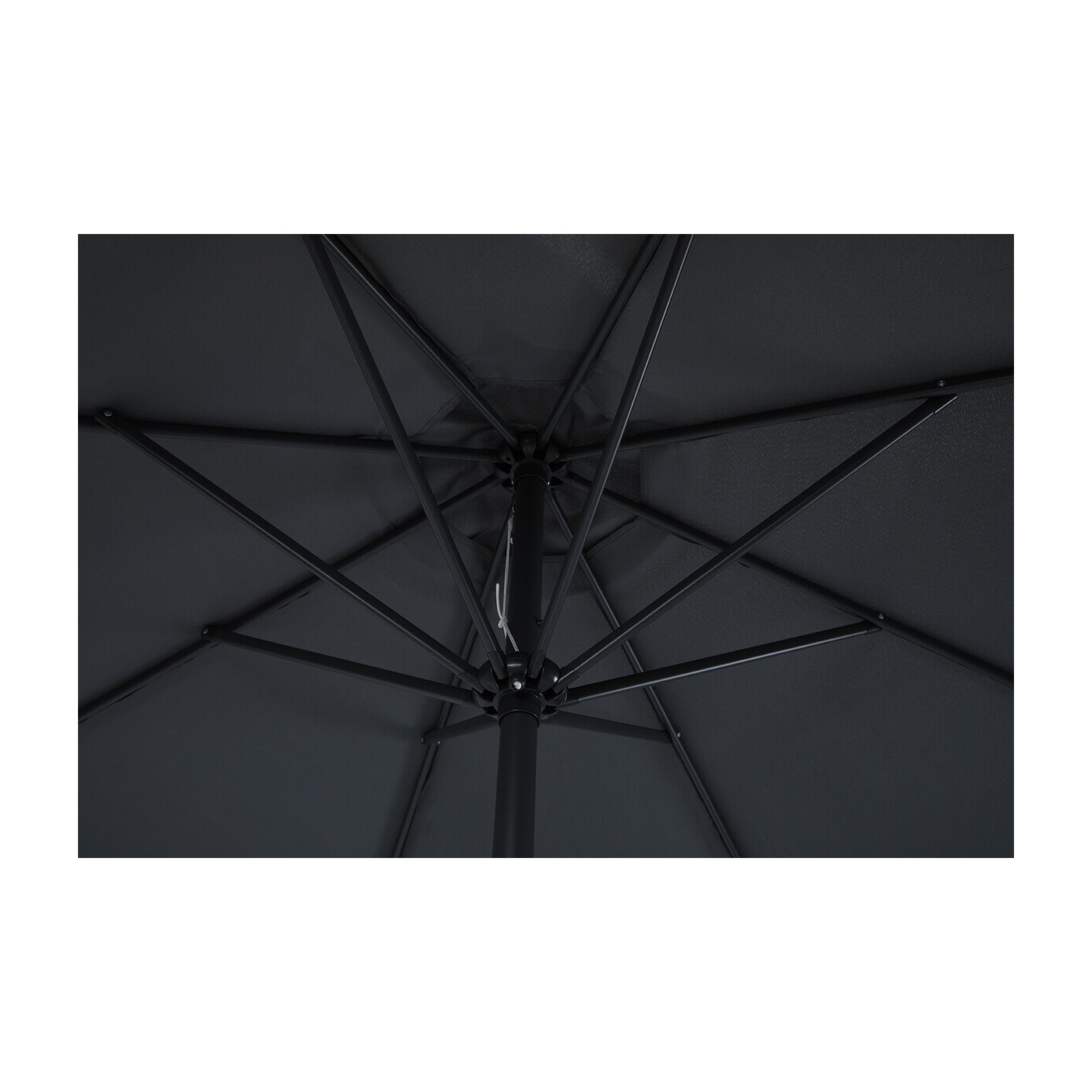 Widok na spód parasola - osiem stalowych żeber