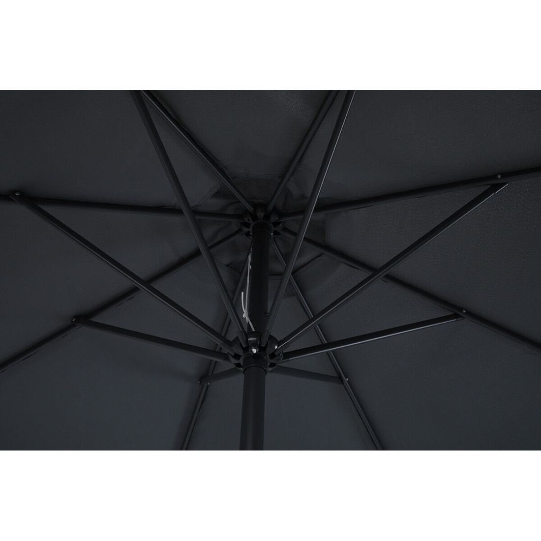 Widok na spód parasola - osiem stalowych żeber