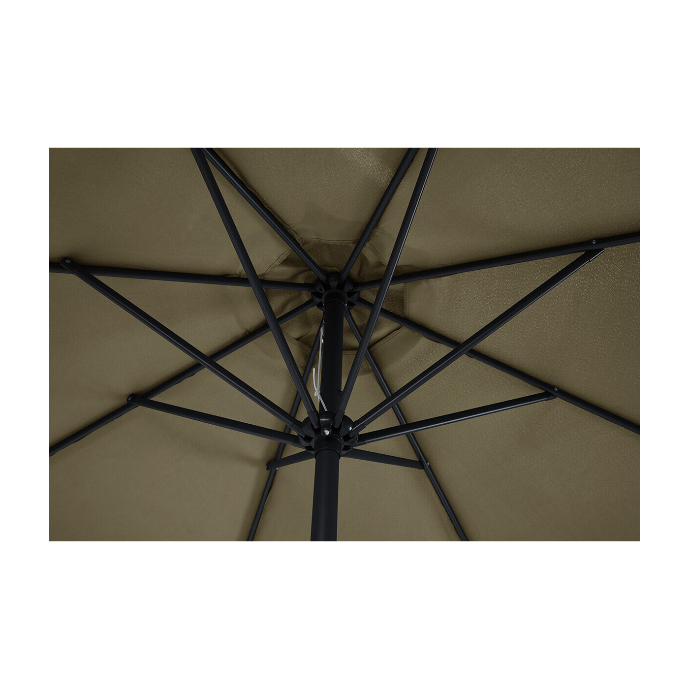 Widok na spód parasola - osiem stalowych żeber