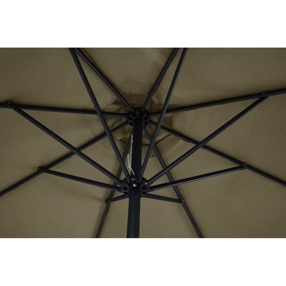 Widok na spód parasola - osiem stalowych żeber