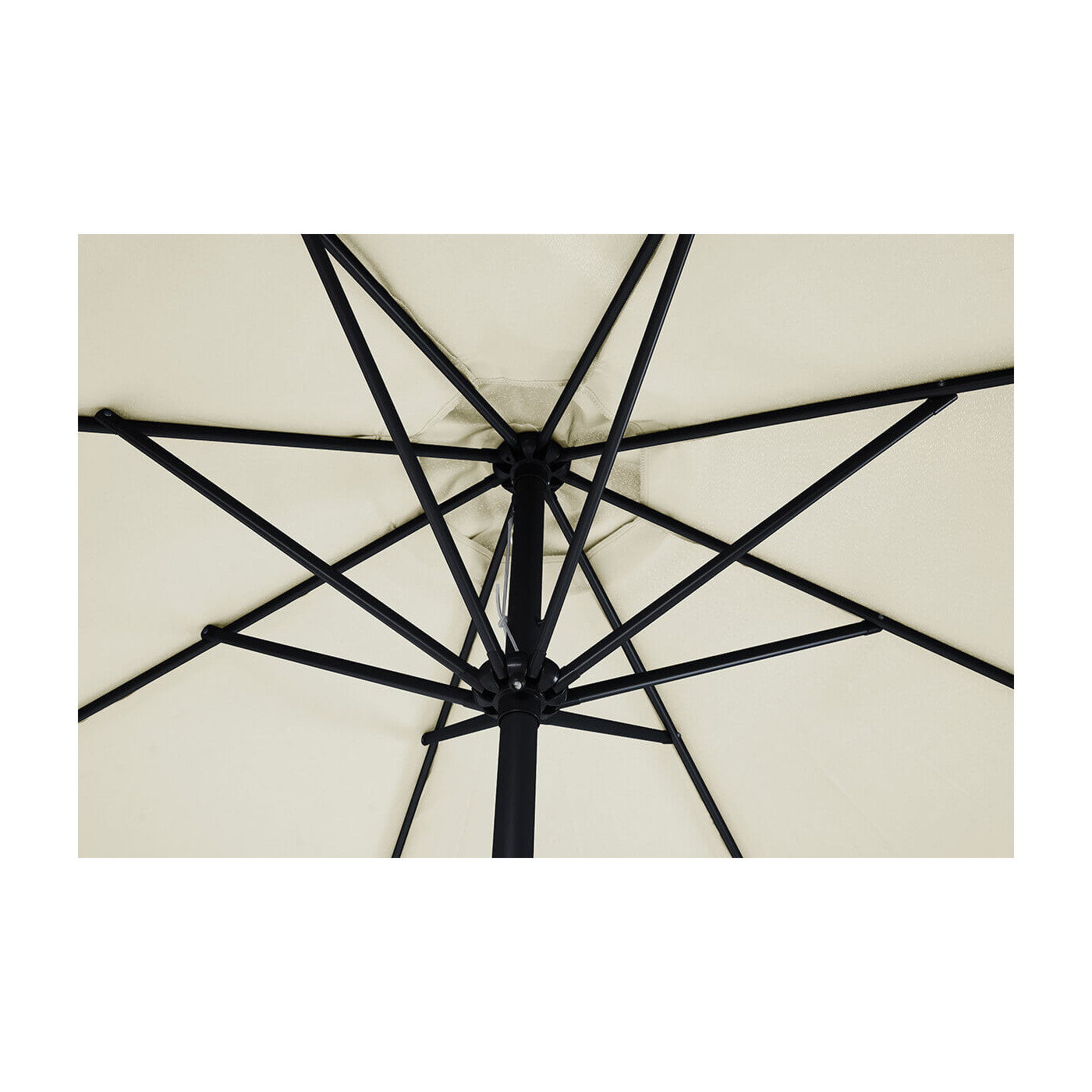 Widok na spód parasola - osiem stalowych żeber