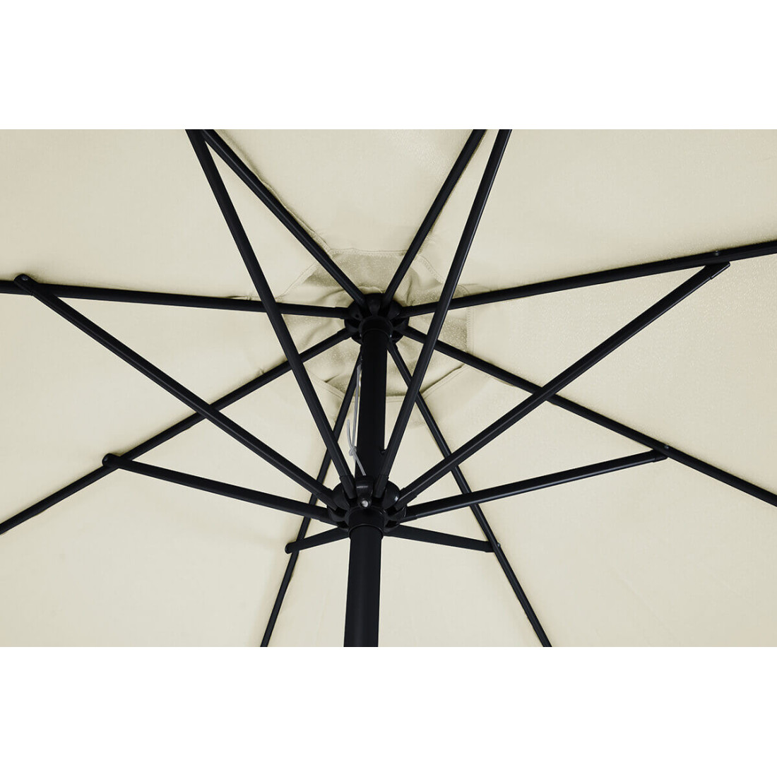 Widok na spód parasola - osiem stalowych żeber