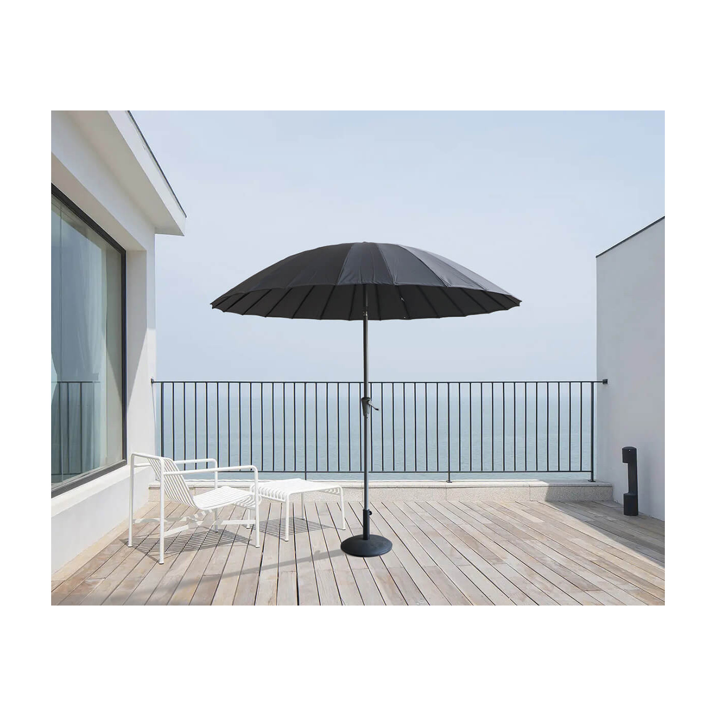 Parasol phuket stojący na tarasie na tle oceanu