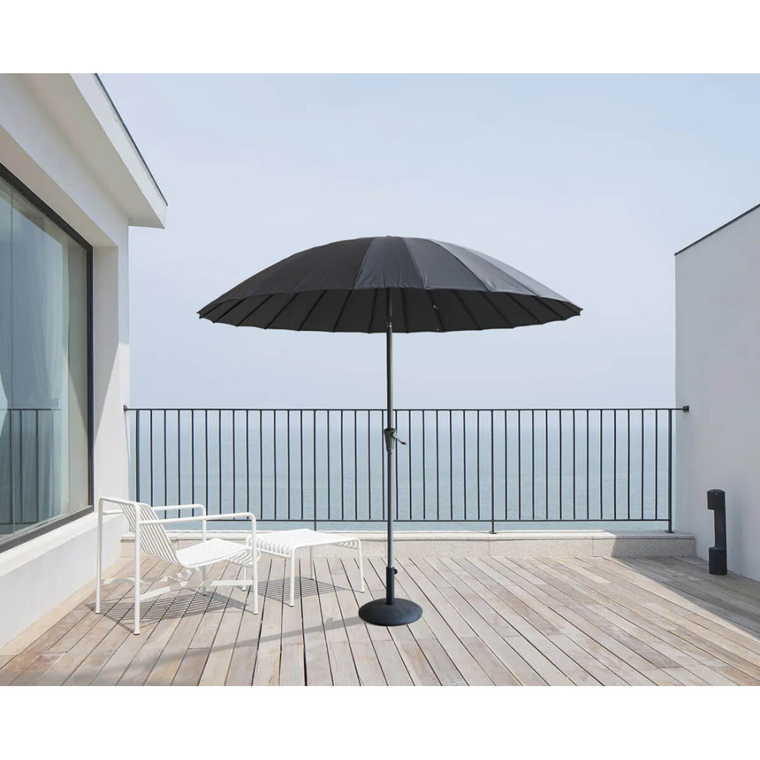 Parasol phuket stojący na tarasie na tle oceanu