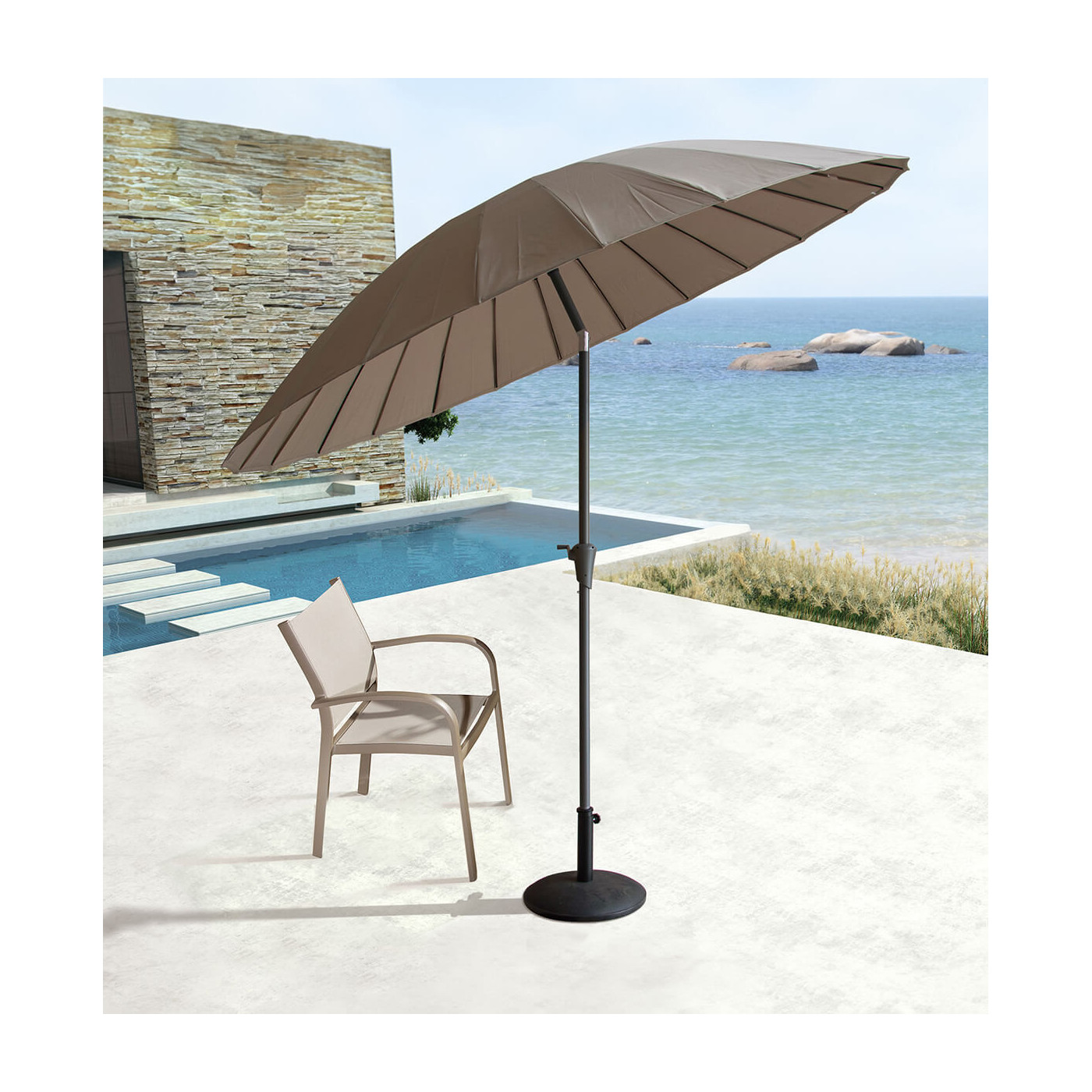 Parasol phuket stojący na tarasie na tle oceanu