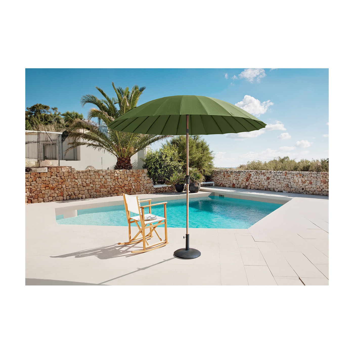 Parasol phuket z drewnianym masztem stojący na tle basenu 