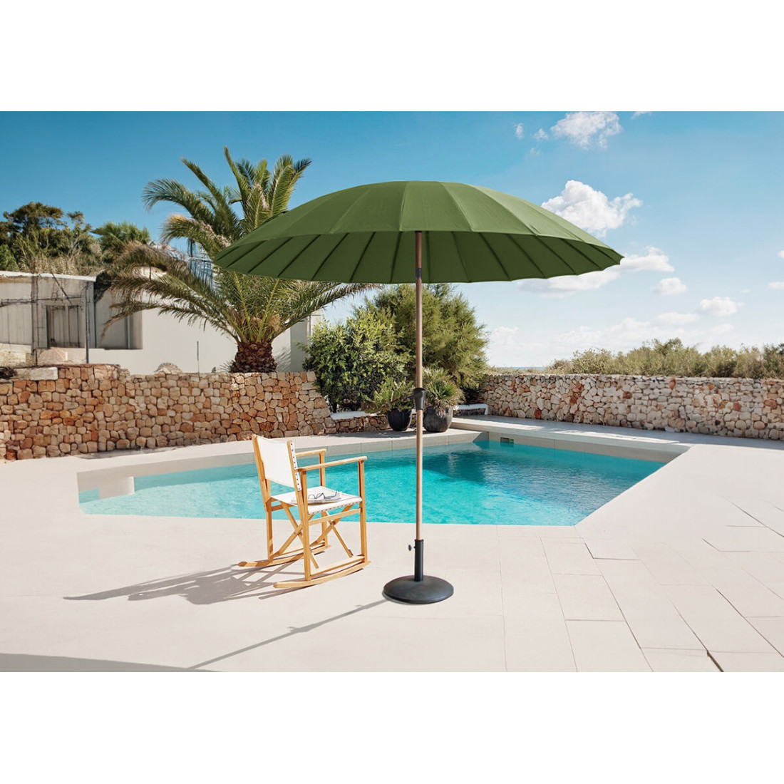 Parasol phuket z drewnianym masztem stojący na tle basenu 