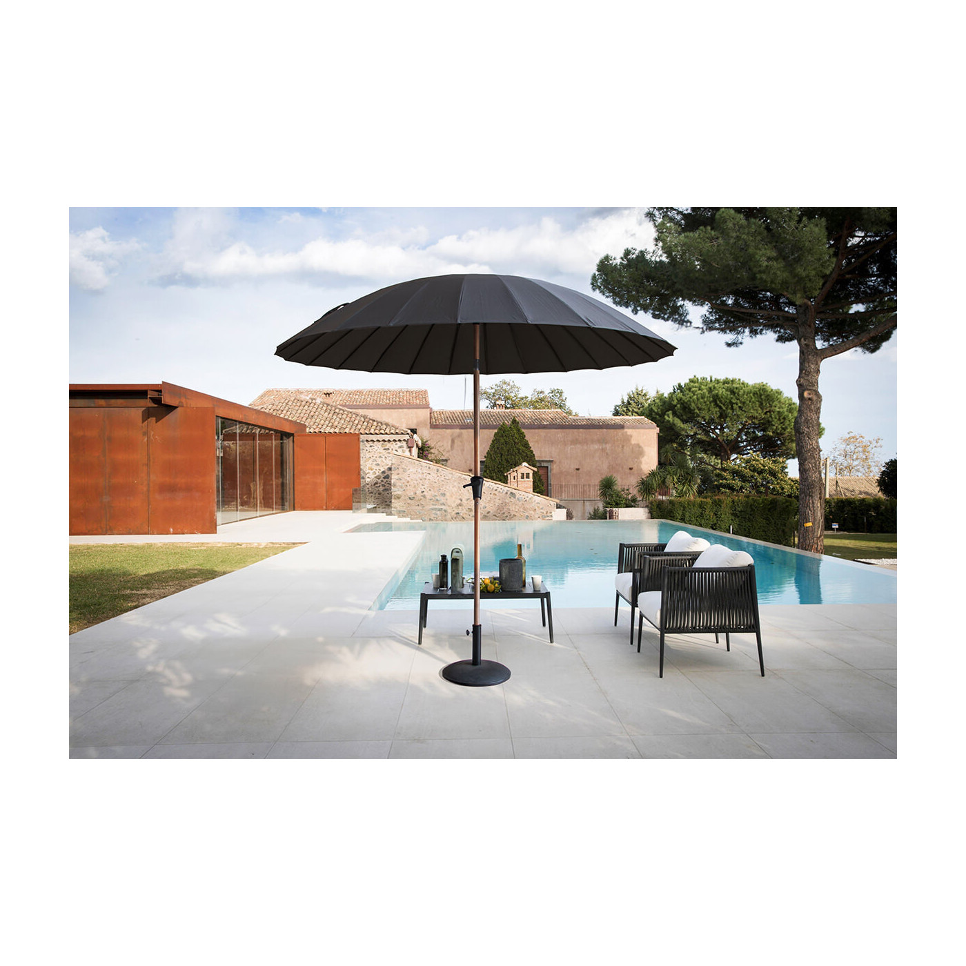 parasol ogrodowy phuket wood na tle basenu w tarasie ogrodowym