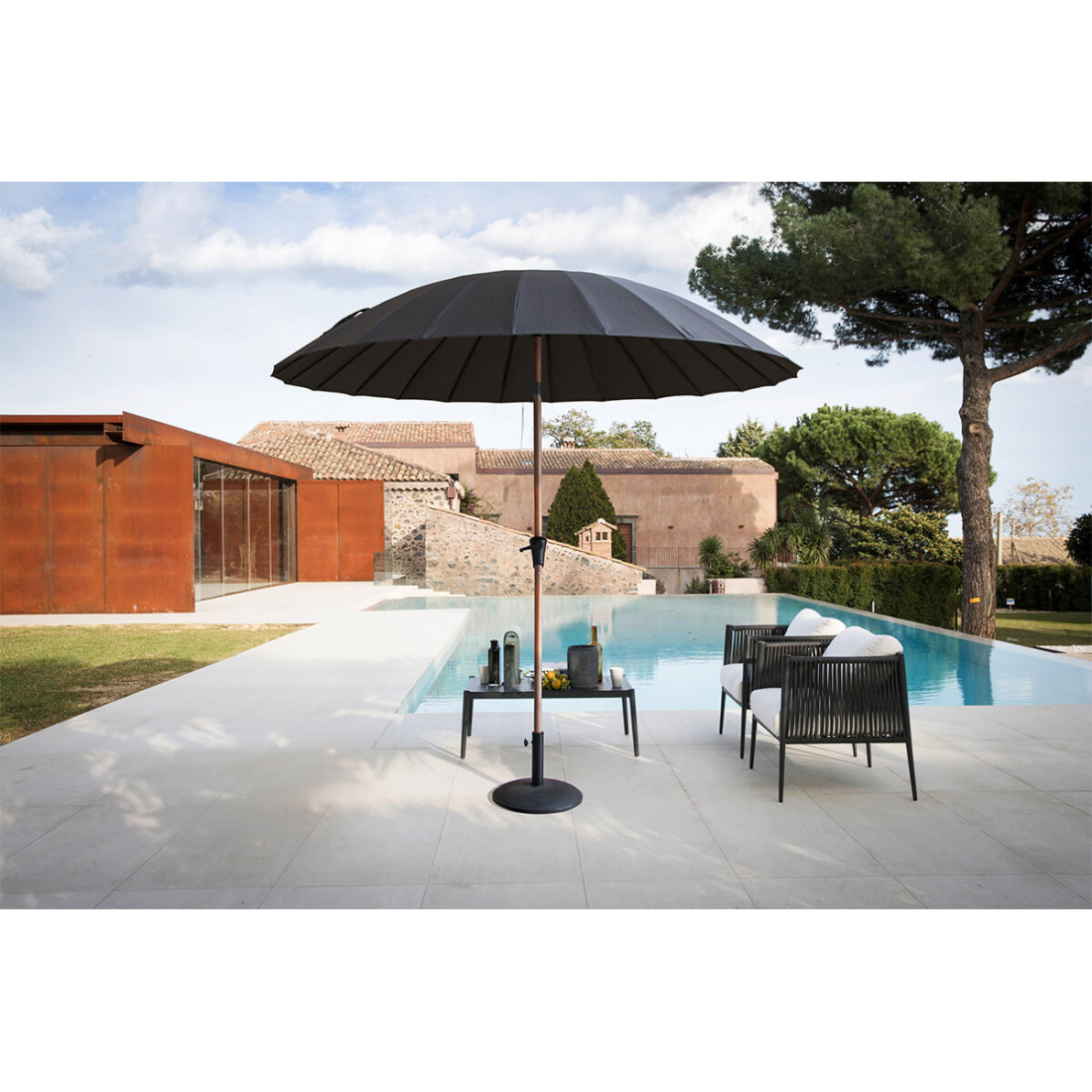 parasol ogrodowy phuket wood na tle basenu w tarasie ogrodowym