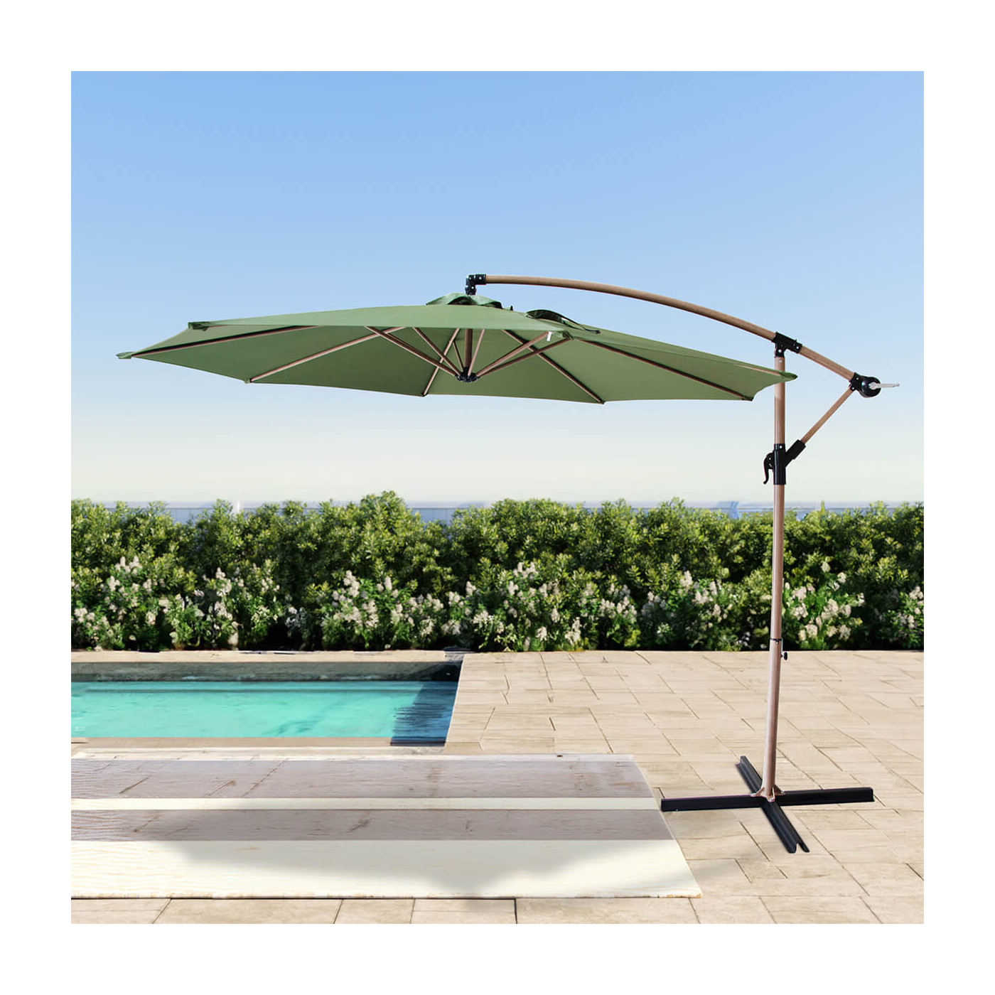 parasol santorini ciemnozielony stojący przy basenie w słoneczny dzień