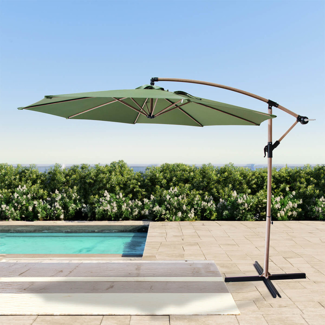 parasol santorini ciemnozielony stojący przy basenie w słoneczny dzień