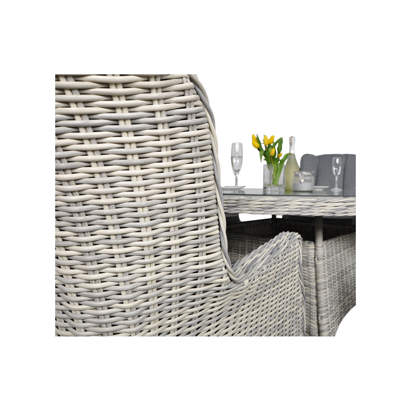 Zbliżenie na plecionkę technorattanową w kolorze jasno szarym w fotelu z zestawu RAVENA