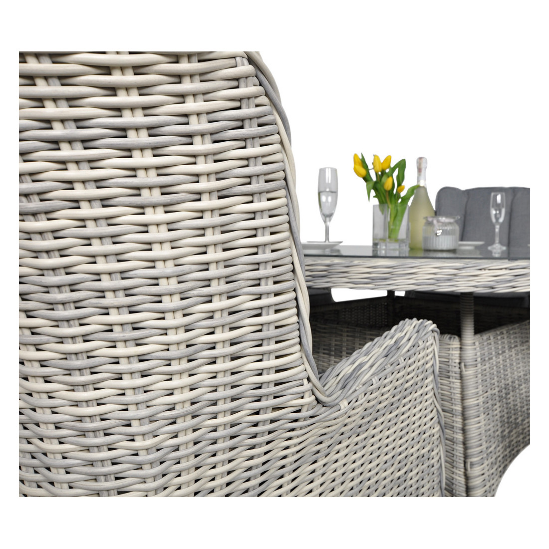 Zbliżenie na plecionkę technorattanową w kolorze jasno szarym w fotelu z zestawu RAVENA