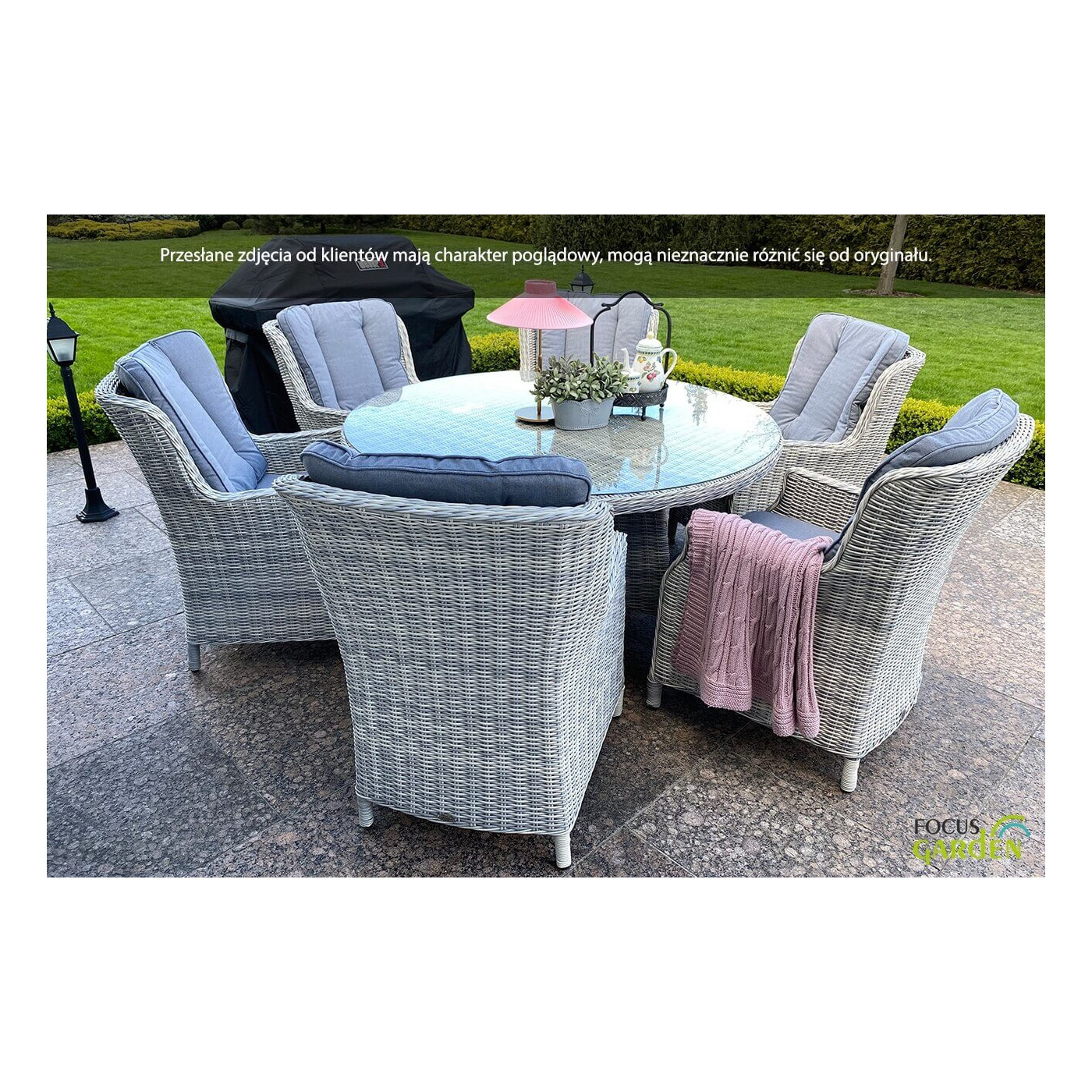 Aranżacja zestawu mebli RAVENA w kolorze biało-szarym na tarasie ogrodowym w tle ogród