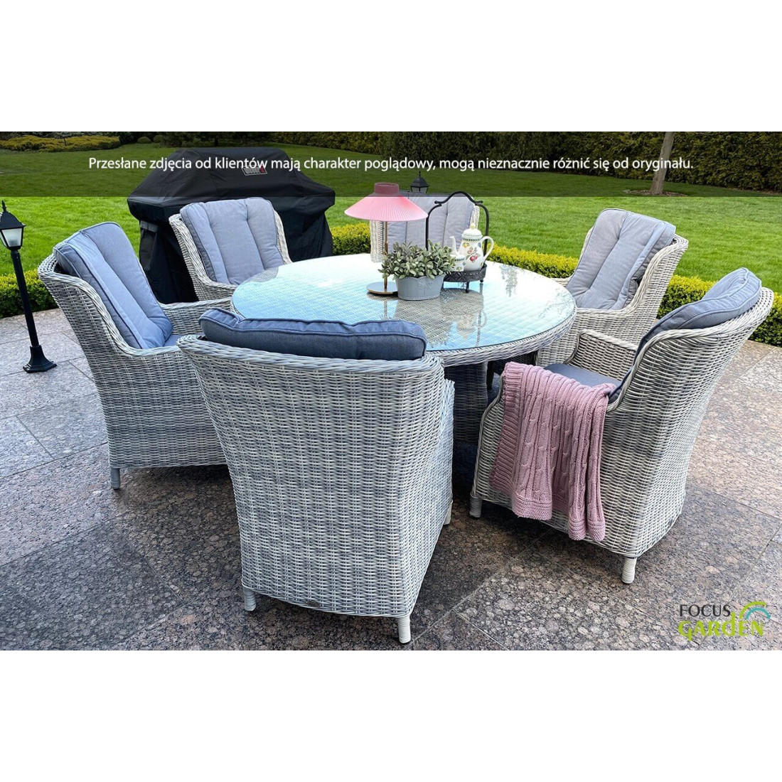 Aranżacja zestawu mebli RAVENA w kolorze biało-szarym na tarasie ogrodowym w tle ogród