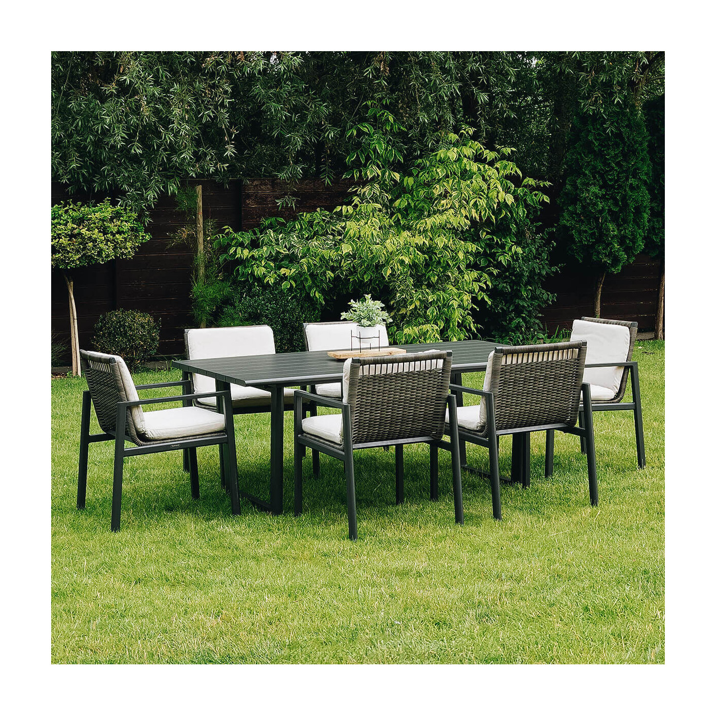 Aranżacja na ogrodzie w słoneczny dzień mebli jadalnianych premium LOTUS Dining w odcieniach szarości