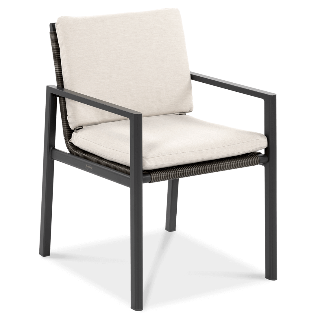 Przód wygodnego krzesła z aluminium wyposażonego w poduszki i z technorattanowym wykończeniem oparcia