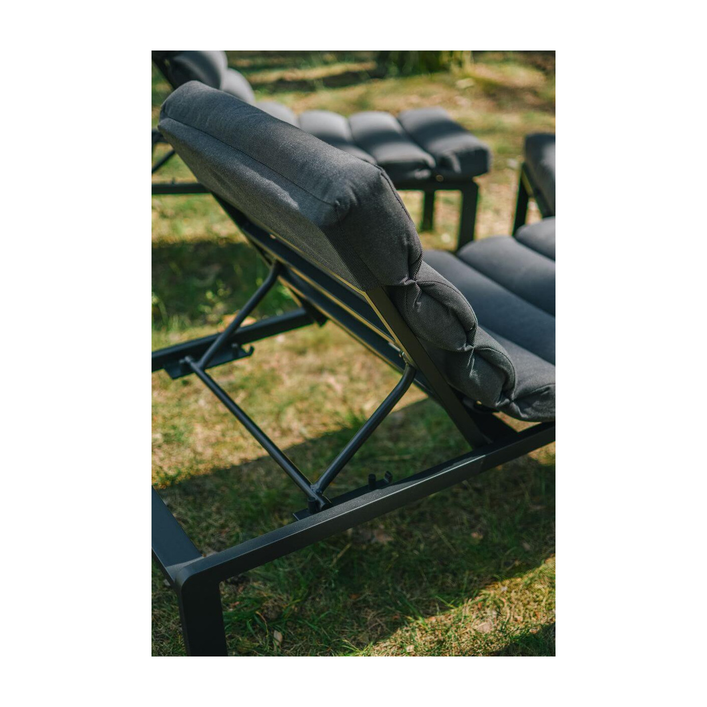 Zbliżenie na szary leżak w aranżacji