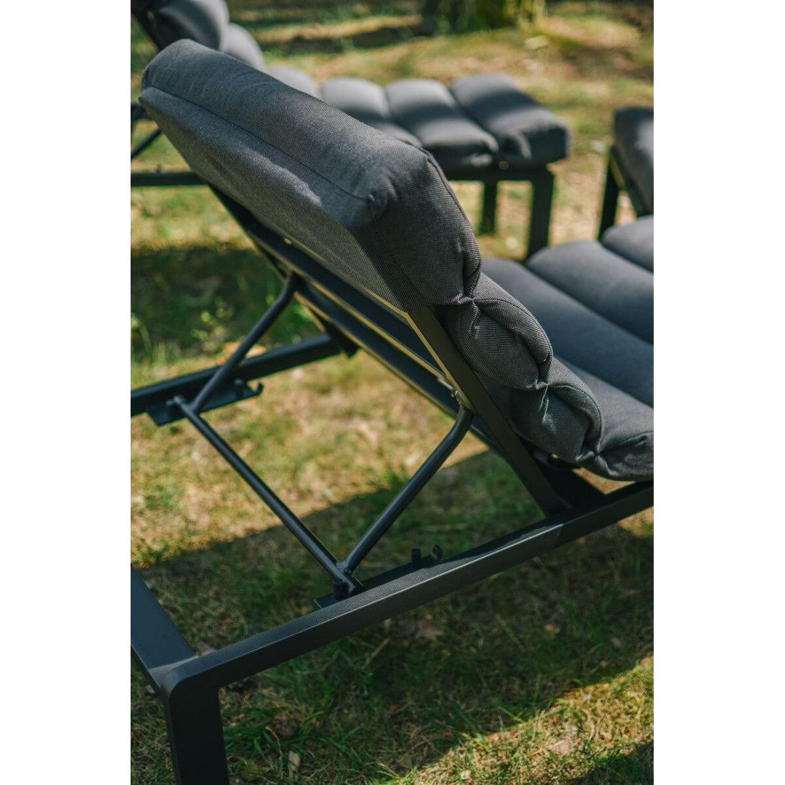 Zbliżenie na szary leżak w aranżacji