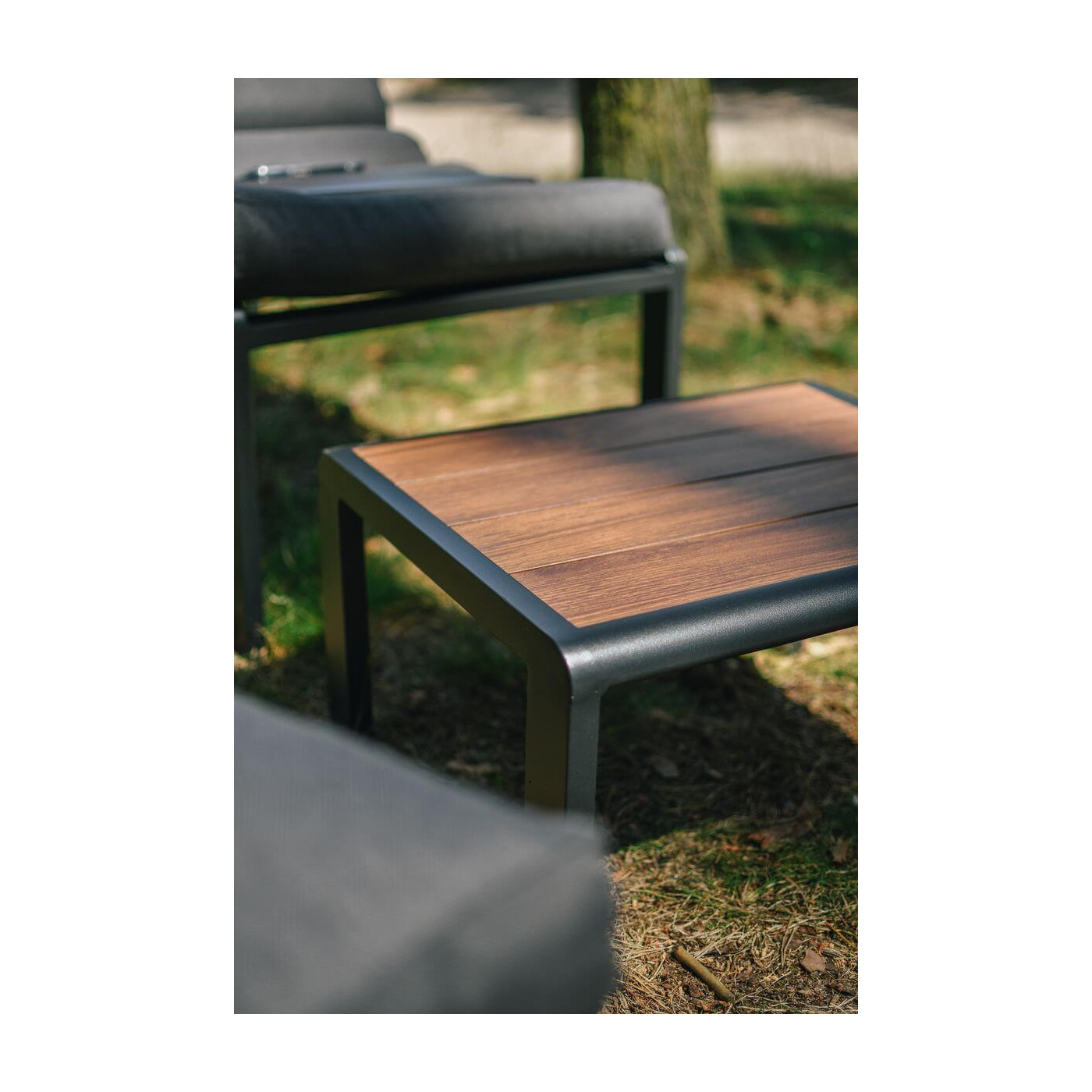 Podnóżek z zestawu wypoczynkowego Oresey bez poduszki