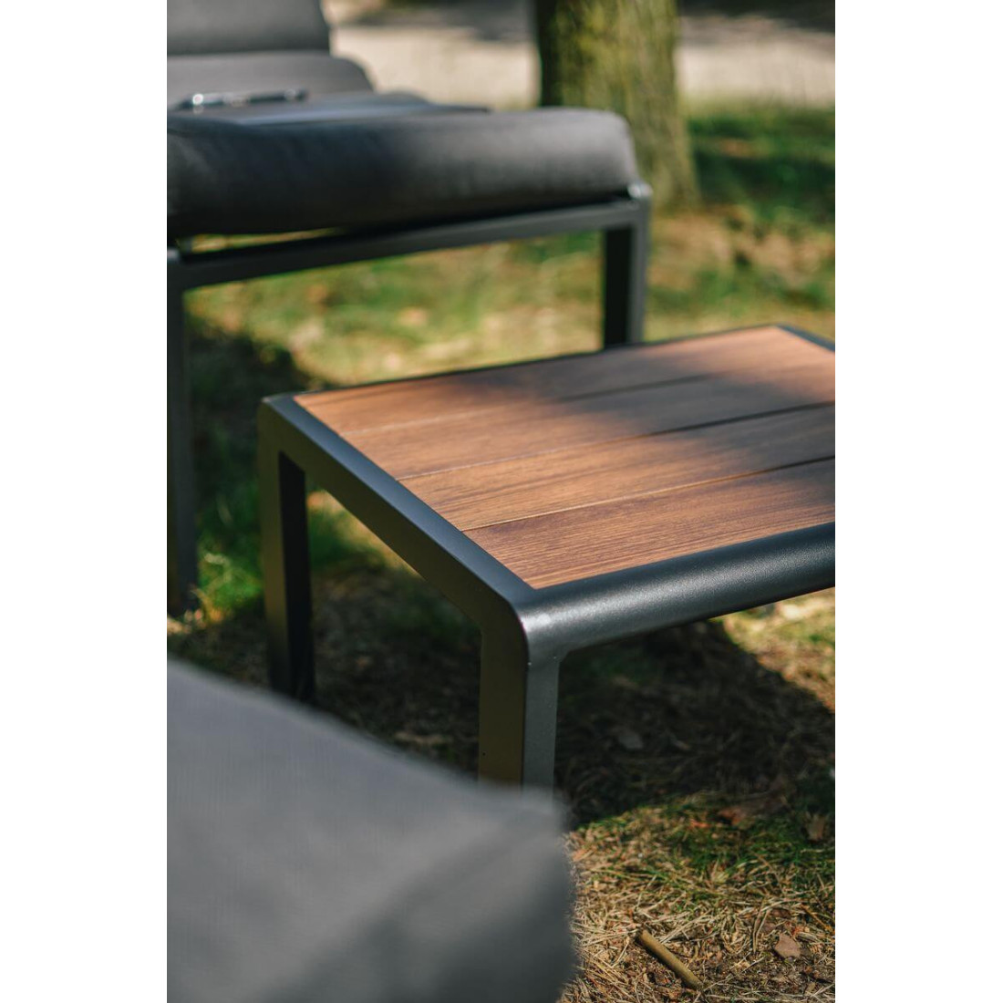 Podnóżek z zestawu wypoczynkowego Oresey bez poduszki