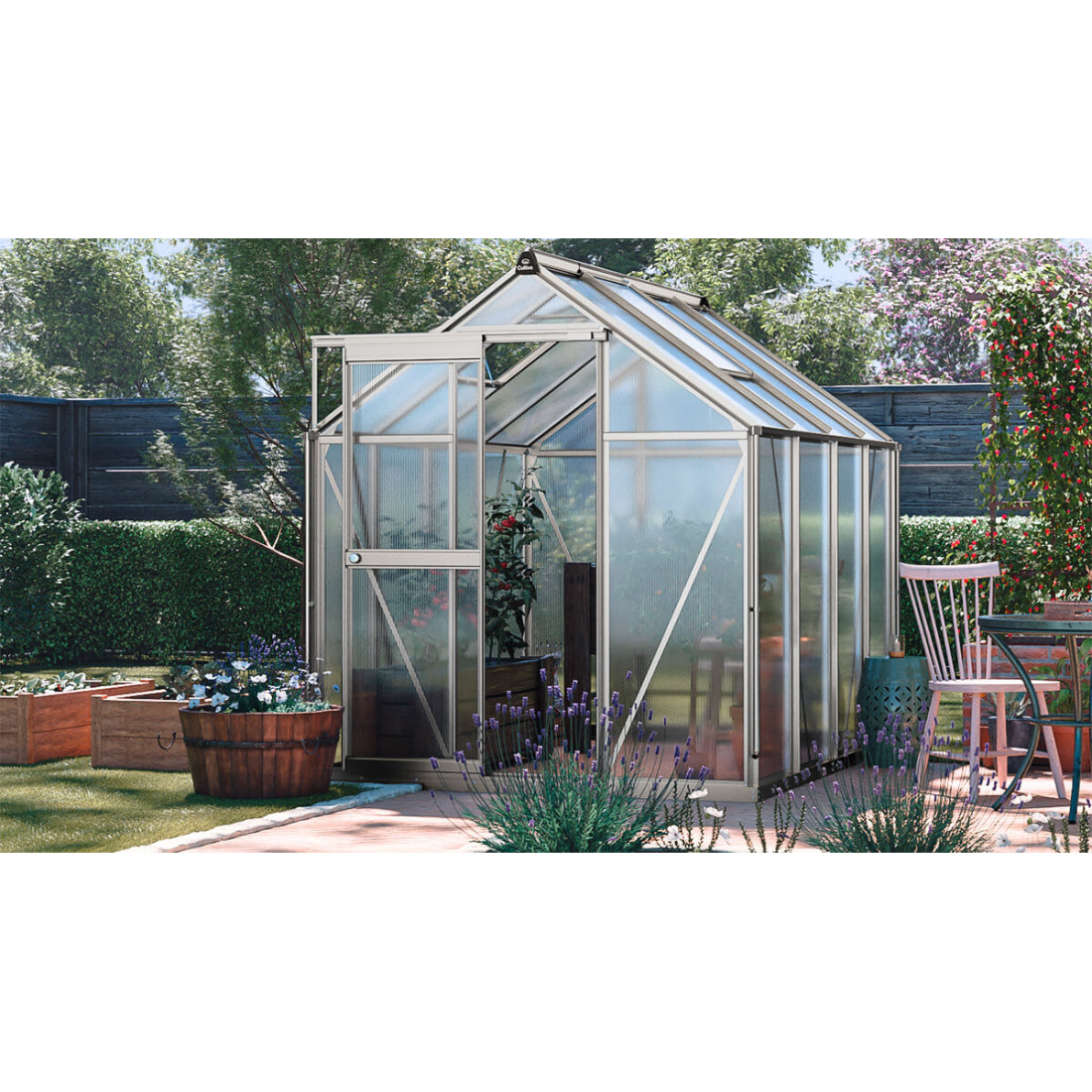 srebrna szklarnia na uprawy "slide in" w kolorze srebrnym w słoneczny dzień