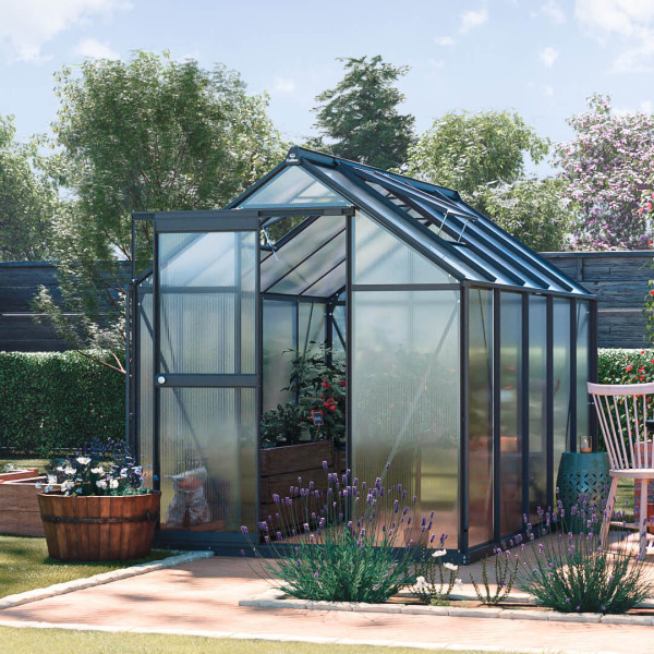 aranżacja czarnej szklarni z poliwęglanu na tarasie