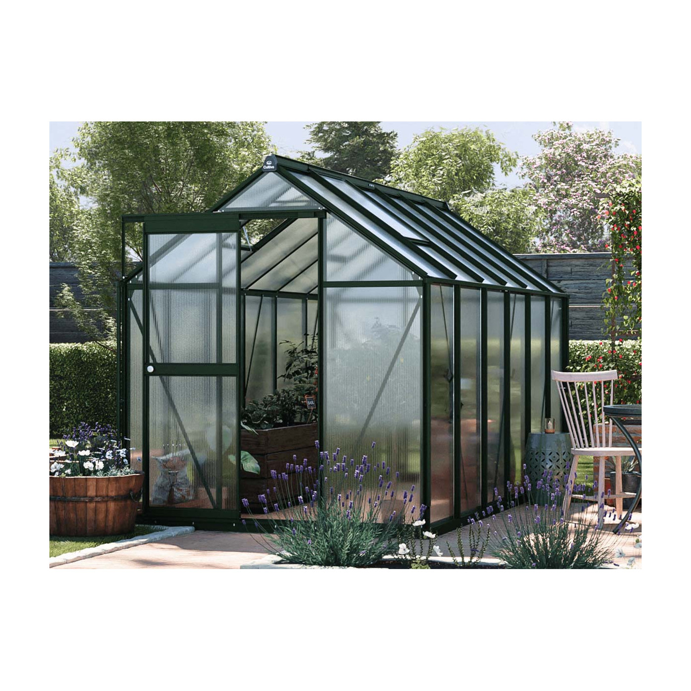 przód zielonej szklarni z poliwęglanu "slide in" z rozsuwanymi drzwiami, rynnami i oknami wentylacyjnymi w dachu