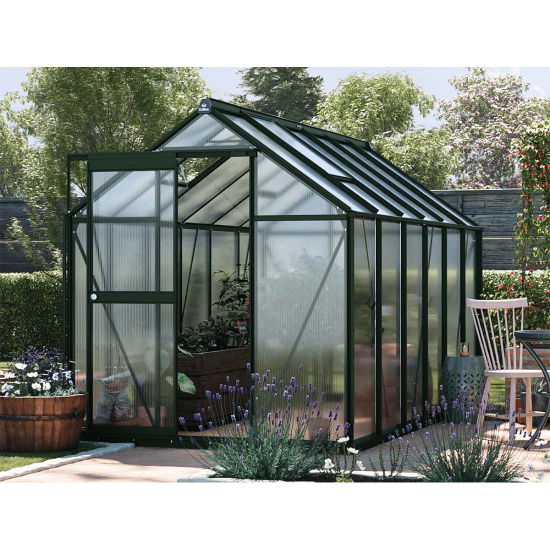 przód zielonej szklarni z poliwęglanu "slide in" z rozsuwanymi drzwiami, rynnami i oknami wentylacyjnymi w dachu