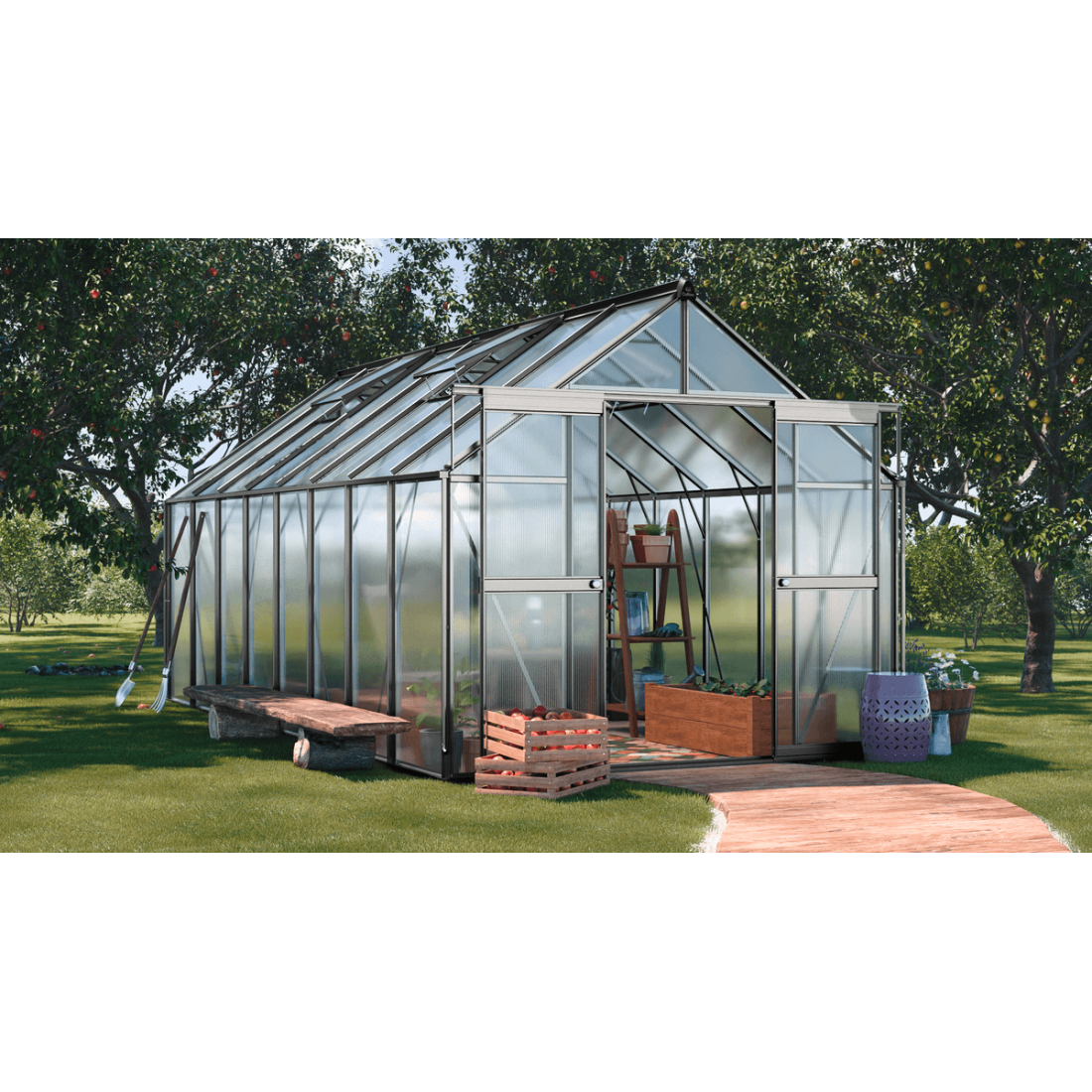 srebrna szklarnia z poliwęglanu z rynnami odprowadzającymi wodę i oknami wentylacyjnymi