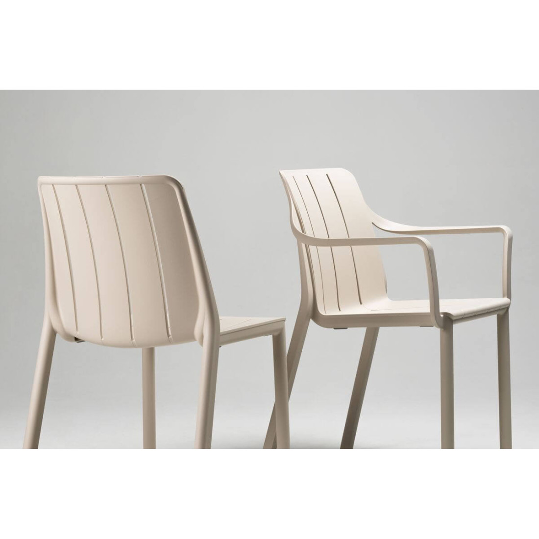 Krzesła TIBERINA Corda marki Nardi – widok z przodu i z tyłu, podkreślający linię i kształt