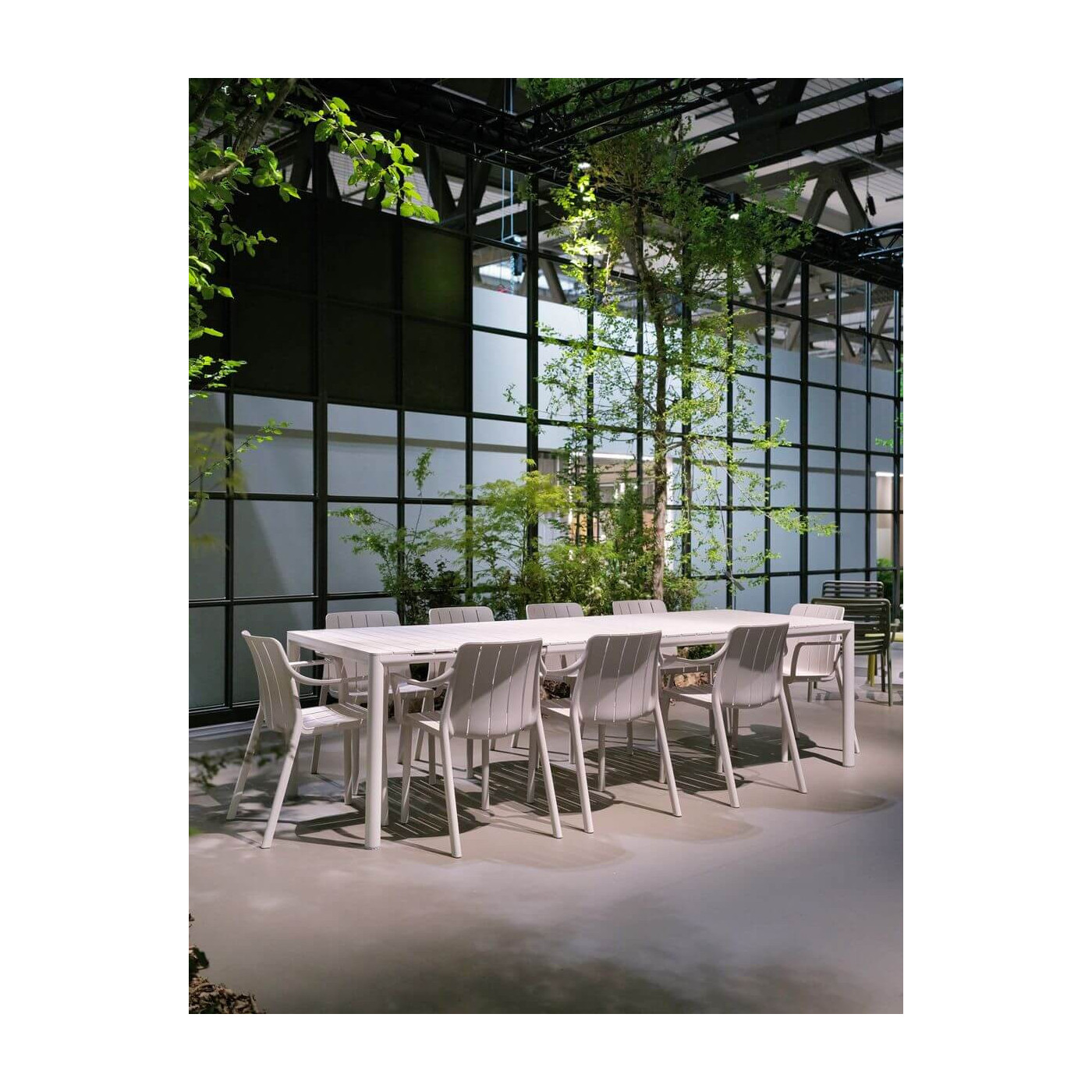 Zestaw krzeseł TIBERINA Corda przy stole w nowoczesnym, przeszklonym wnętrzu