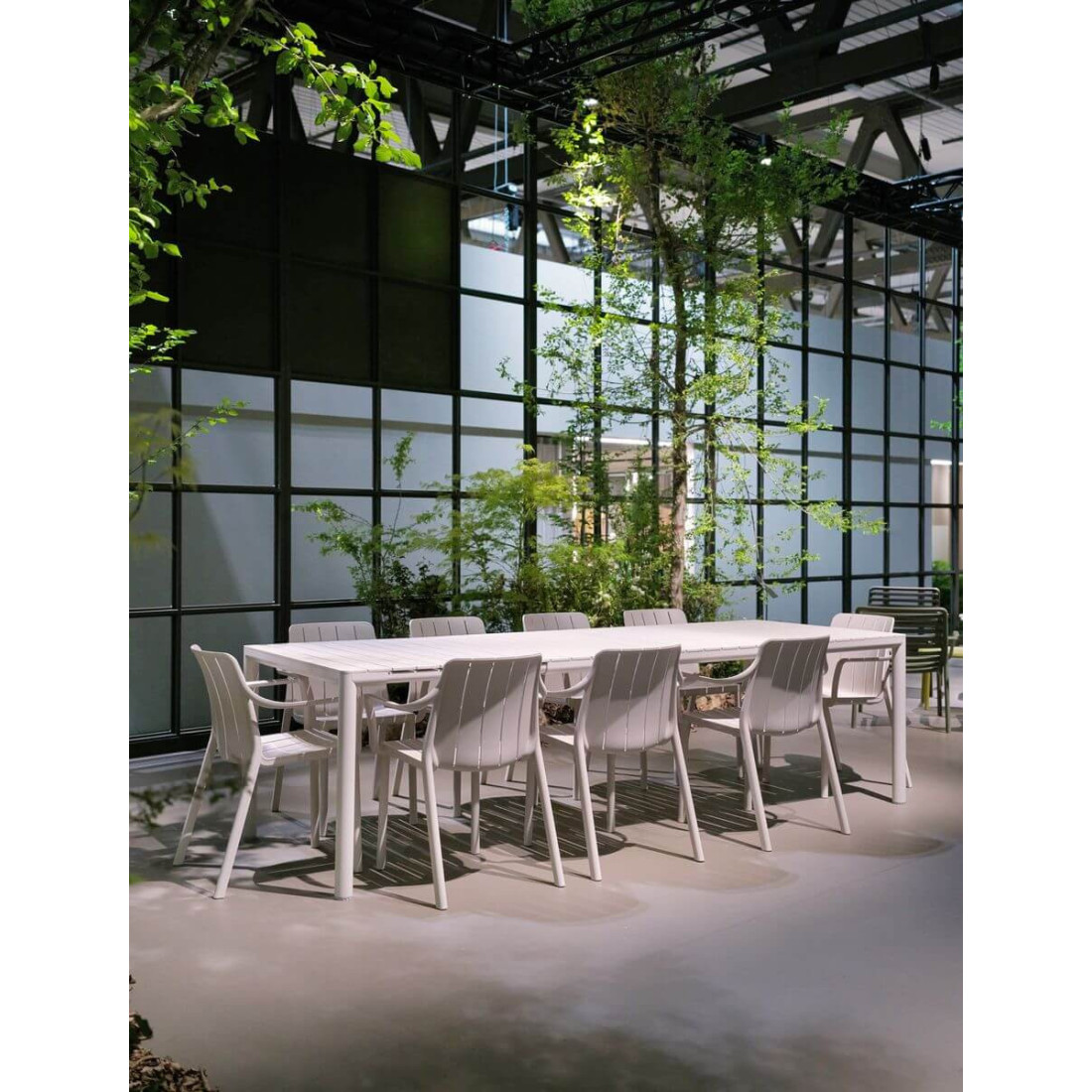 Zestaw krzeseł TIBERINA Corda przy stole w nowoczesnym, przeszklonym wnętrzu