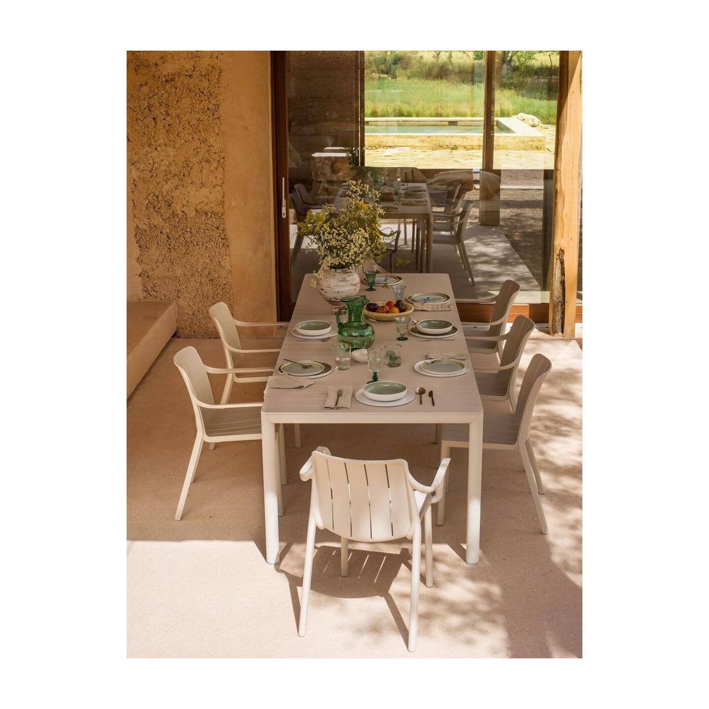 Krzesła TIBERINA Corda wokół elegancko nakrytego stołu na zewnętrznym tarasie