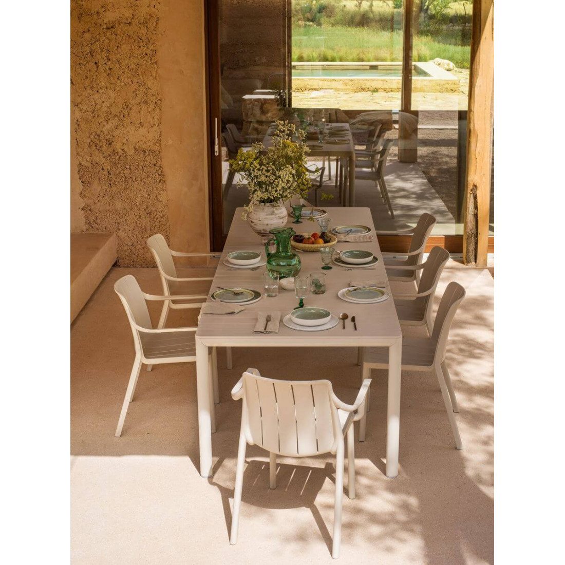 Krzesła TIBERINA Corda wokół elegancko nakrytego stołu na zewnętrznym tarasie