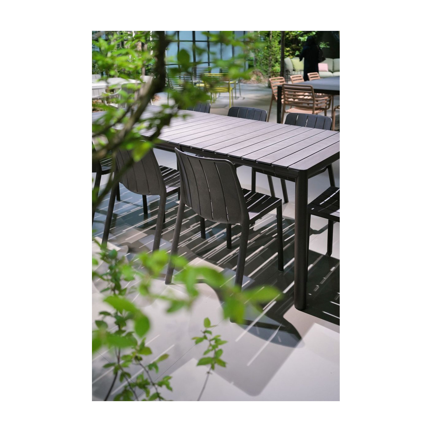 Krzesła TIBERINA Bistrot Nardi ustawione przy stole w nowoczesnej aranżacji