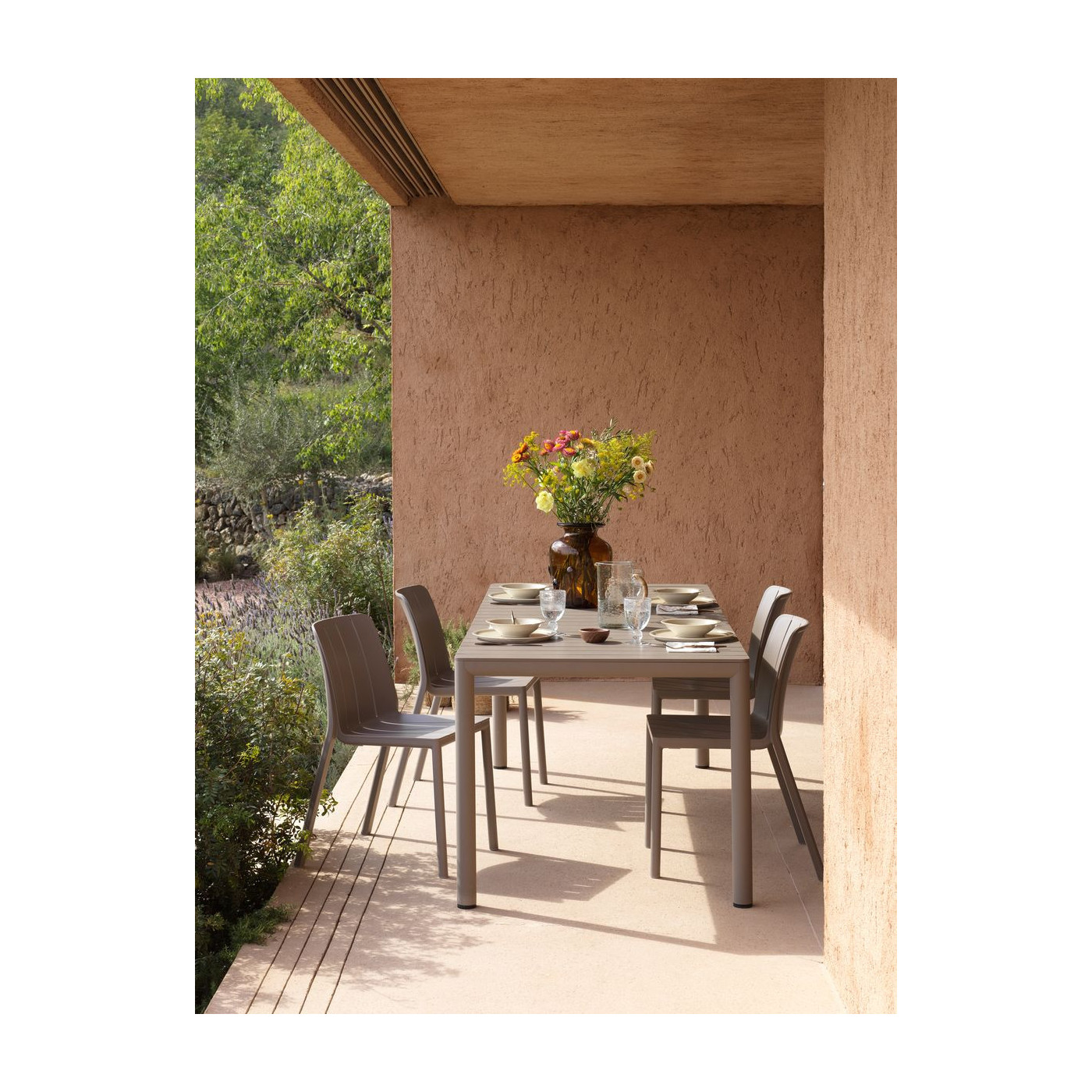 Krzesła TIBERINA Bistrot przy stole na tarasie w naturalnym otoczeniu