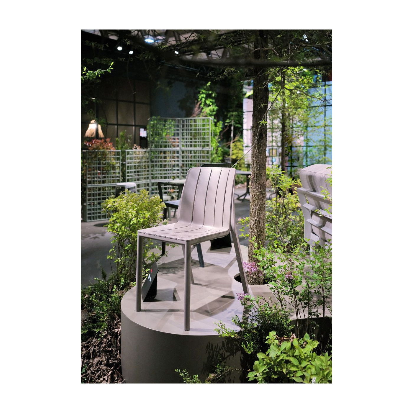 Krzesło TIBERINA Bistrot na ekspozycji w otoczeniu zieleni