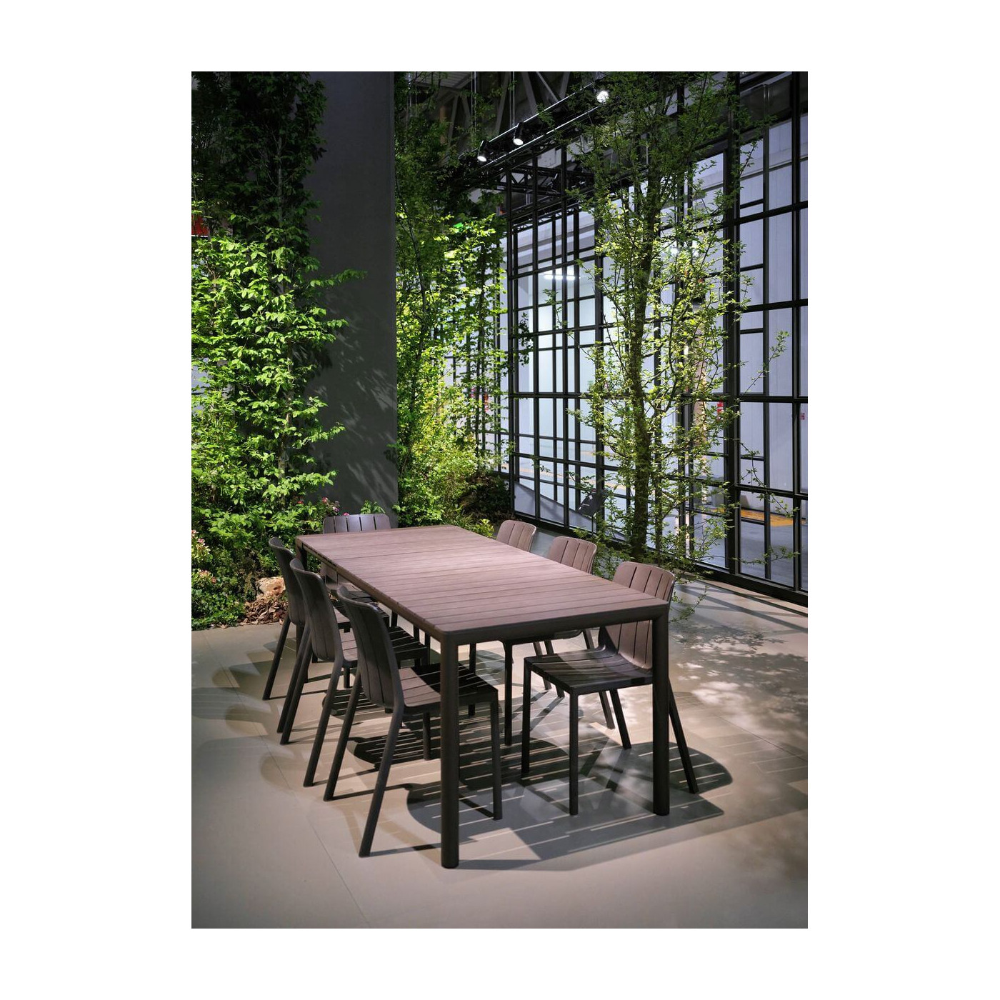 Krzesła TIBERINA Bistrot Terra przy stole w nowoczesnej, zielonej aranżacji