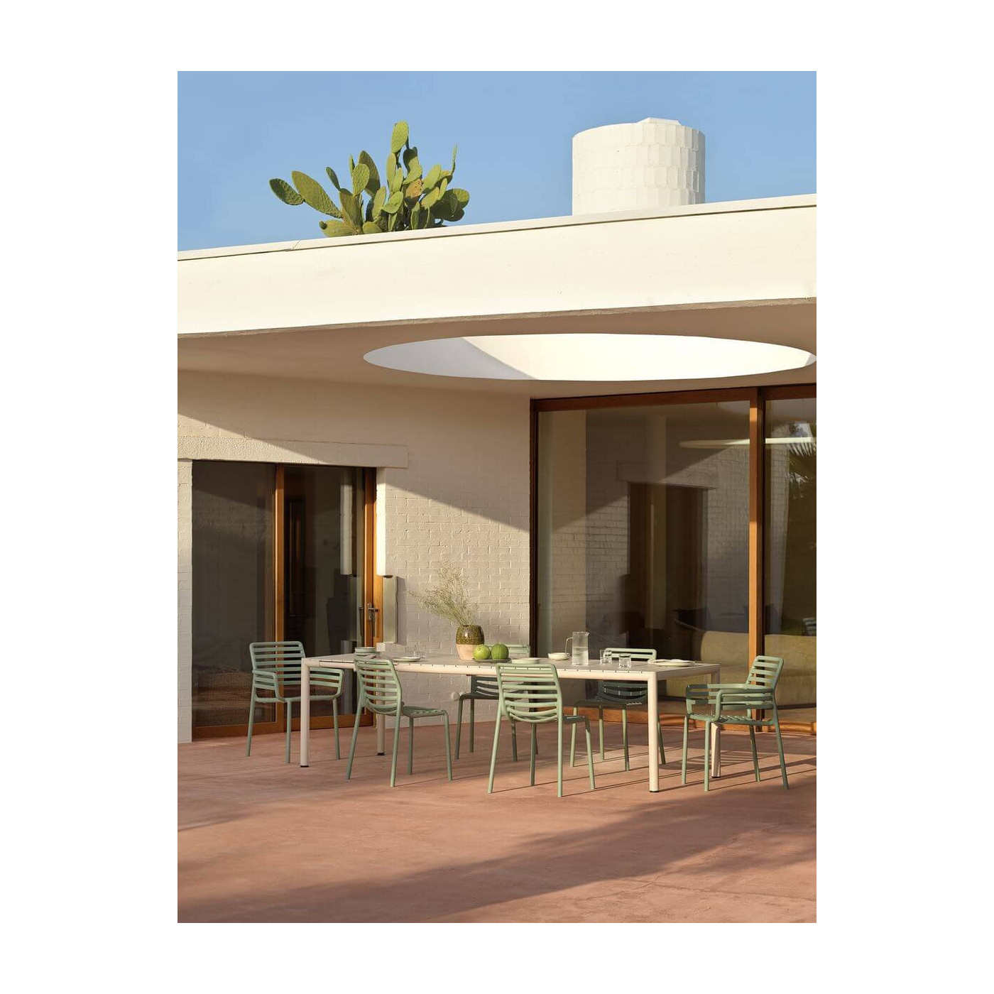 Rozłożony stół TEVERE 210 Corda na przestronnym tarasie