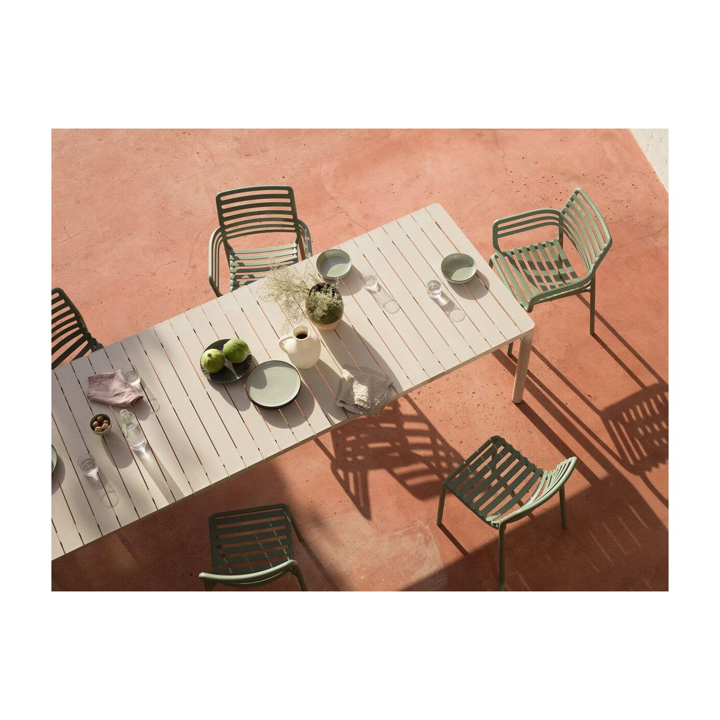 Jasny stół TEVERE 210 Corda w aranżacji tarasowej